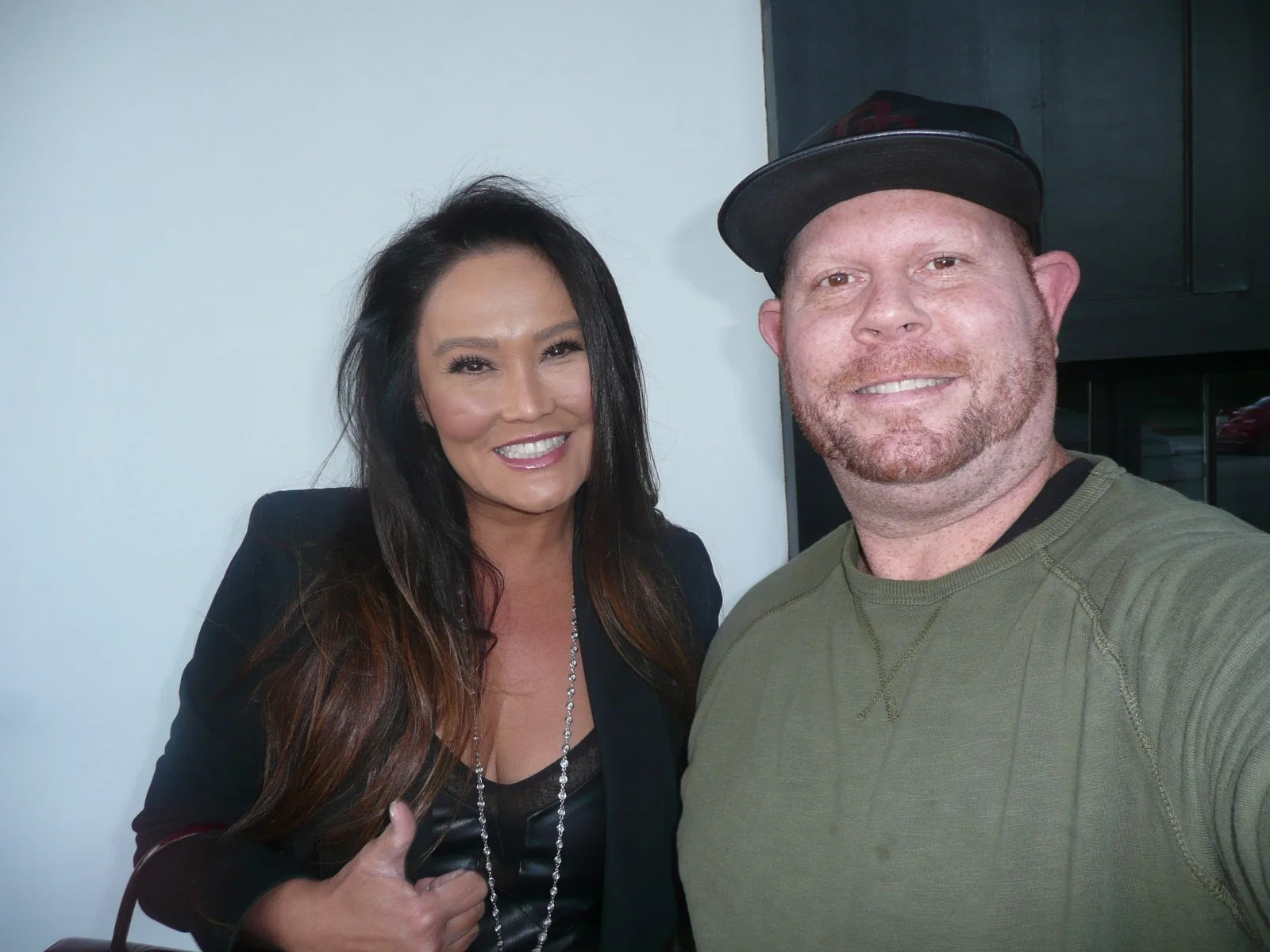 TIA CARRERE — Tia Carrere Wayne's World matted signed index card with photo 11x17 #1 Cassandra, изображение 4