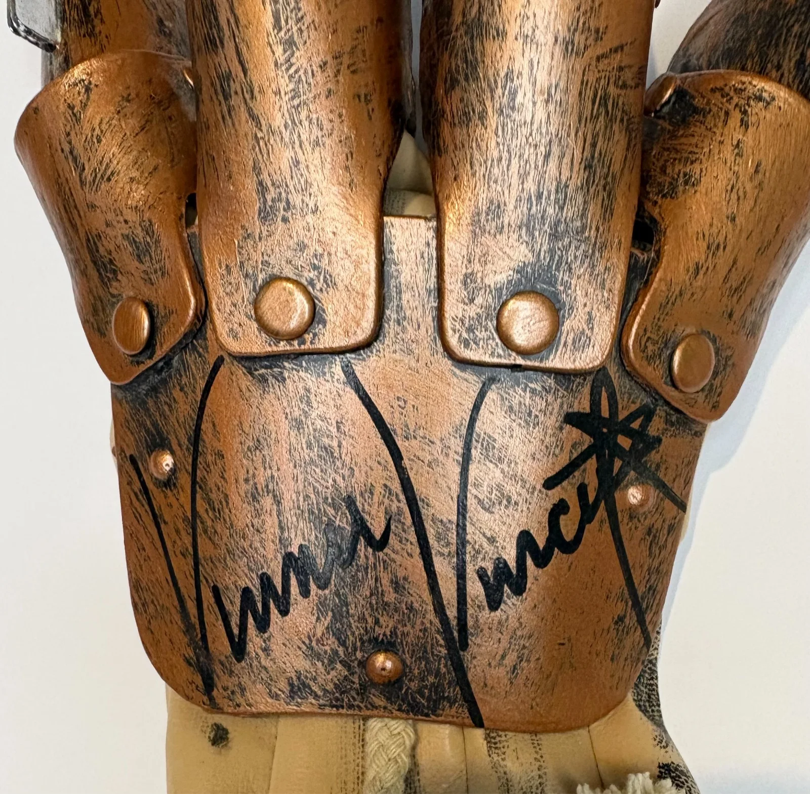 VINNIE VINCENT — VINNIE VINCENT Signed FREDDY Krueger GLOVE Nightmare on Elm Street 4 KISS BAS QR, изображение 2