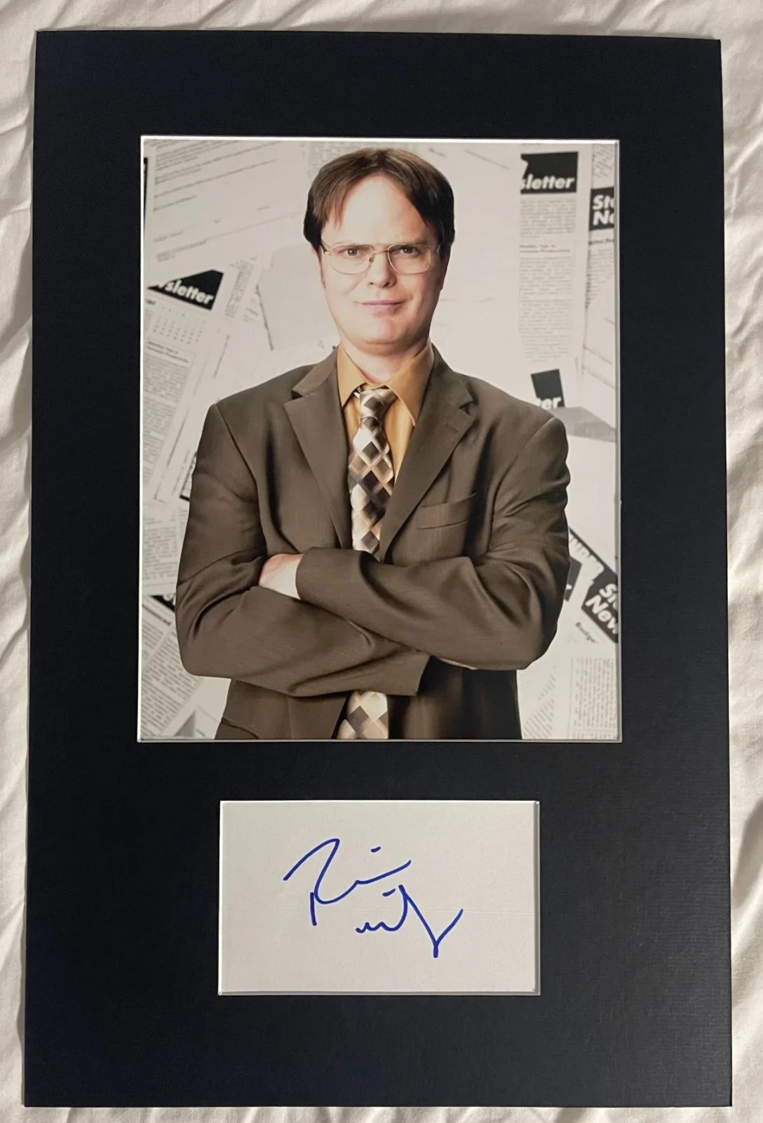 RAINN WILSON — Rainn Wilson The Office matted signed index card with photo 11x17 #1 Dwight