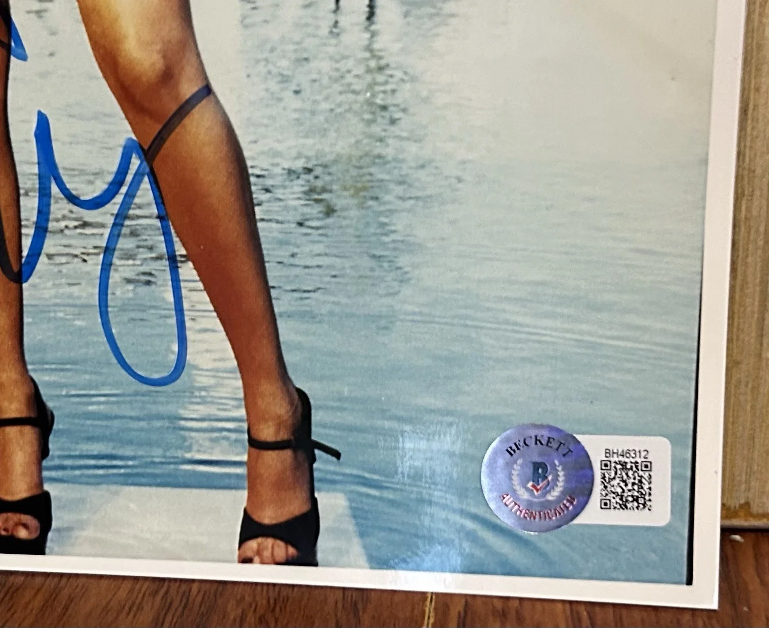 ELIZABETH BERKLEY SIGNED SHOWGIRLS NOMI MALONE LOVELY 8x10 PHOTO BECKETT BAS, изображение 2