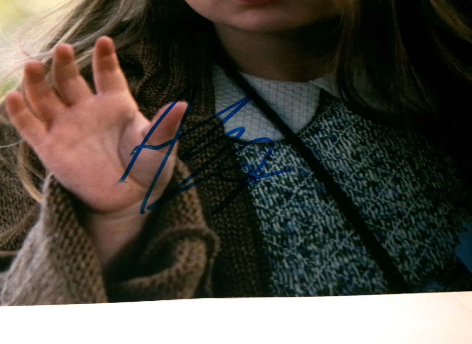 Abigail Breslin — Actress Abigail Breslin Signed 8X10 Photo JSA CERT, image 3
