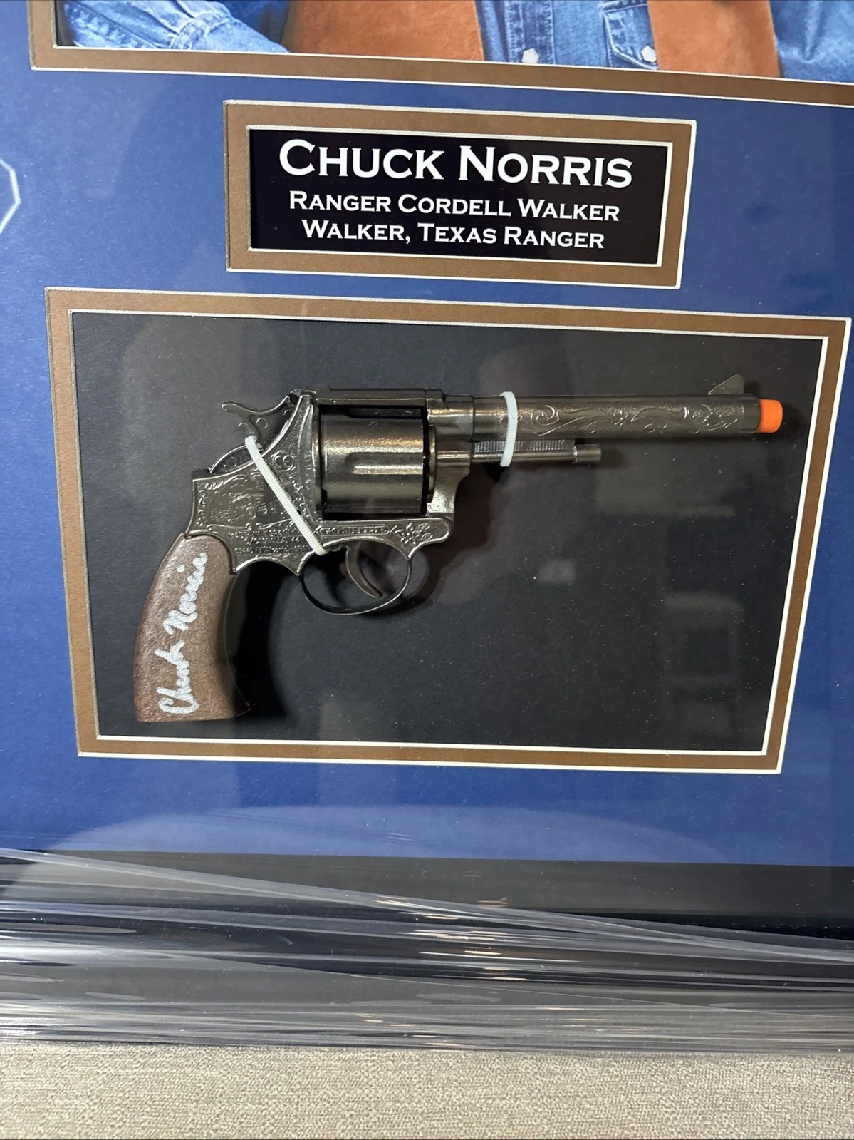 Chuck Norris — Chuck Norris Signed gun Framed Walker, Texas Ranger JSA COA Autographed AUTU, изображение 2