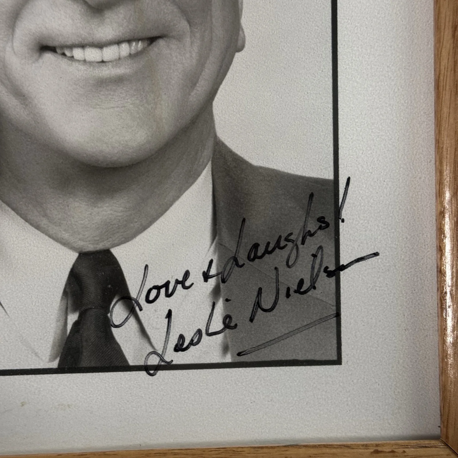 Vtg Autographed Hand Signed Framed Photo Of Leslie Nielsen, изображение 2