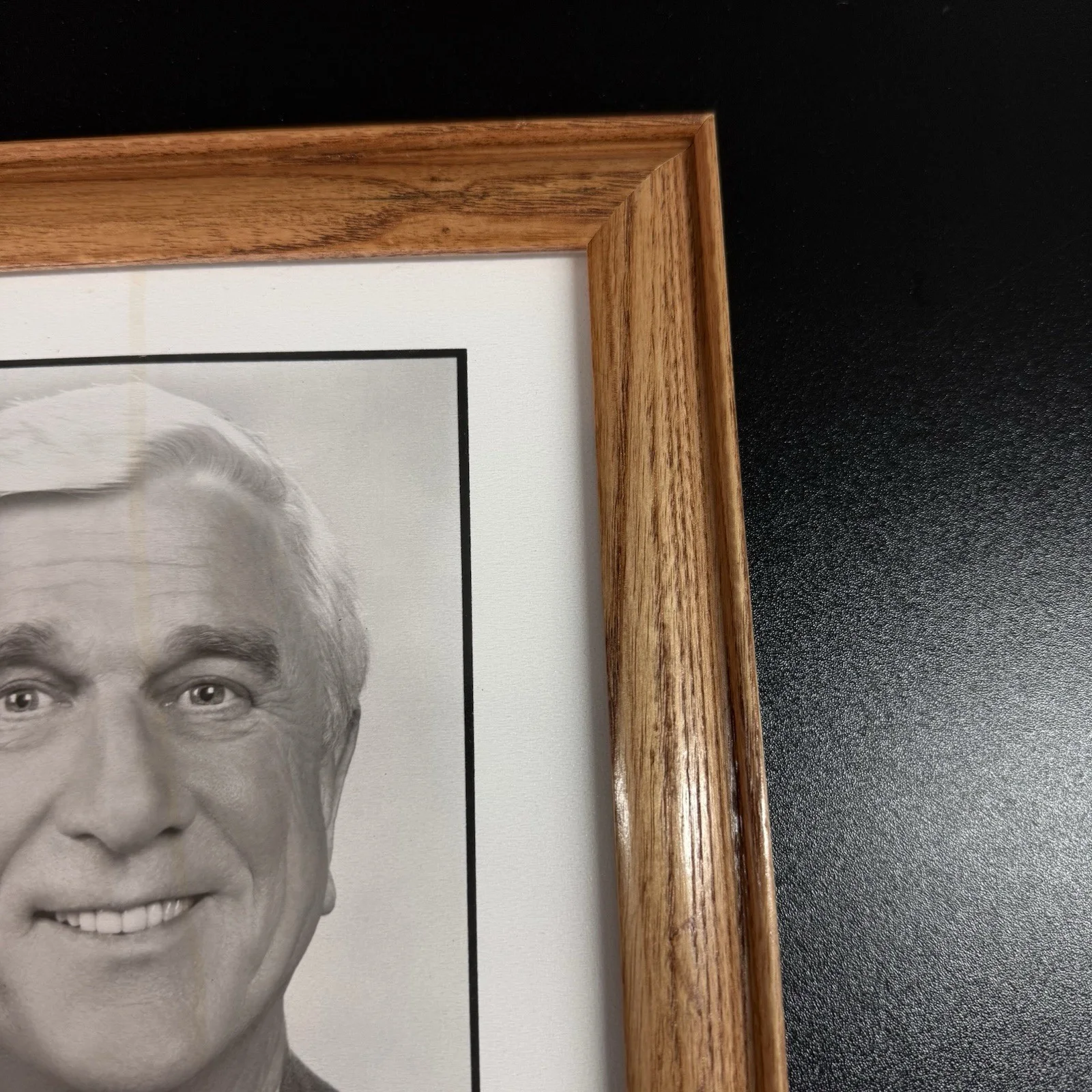 Vtg Autographed Hand Signed Framed Photo Of Leslie Nielsen, изображение 4