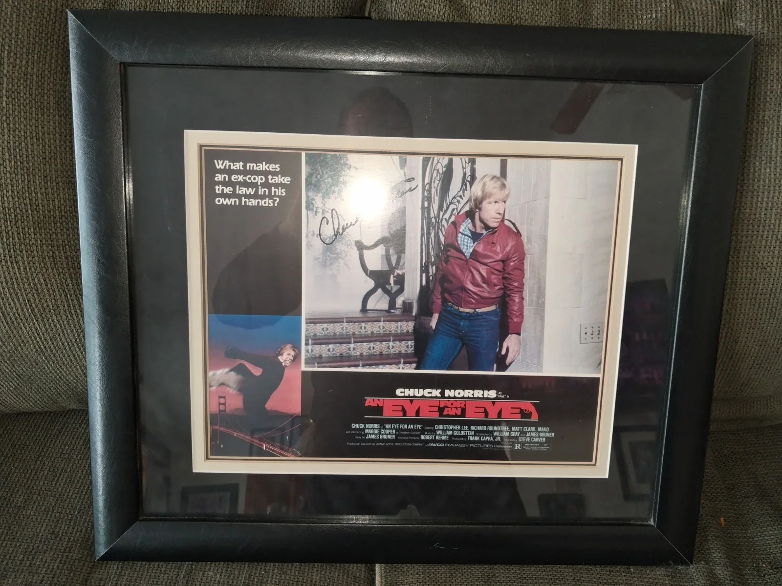 Chuck Norris — CHUCK NORRIS Signed 11 x 14 Lobby Card Matted & Displayed in 18 x 21 Frame AUTO, изображение 2