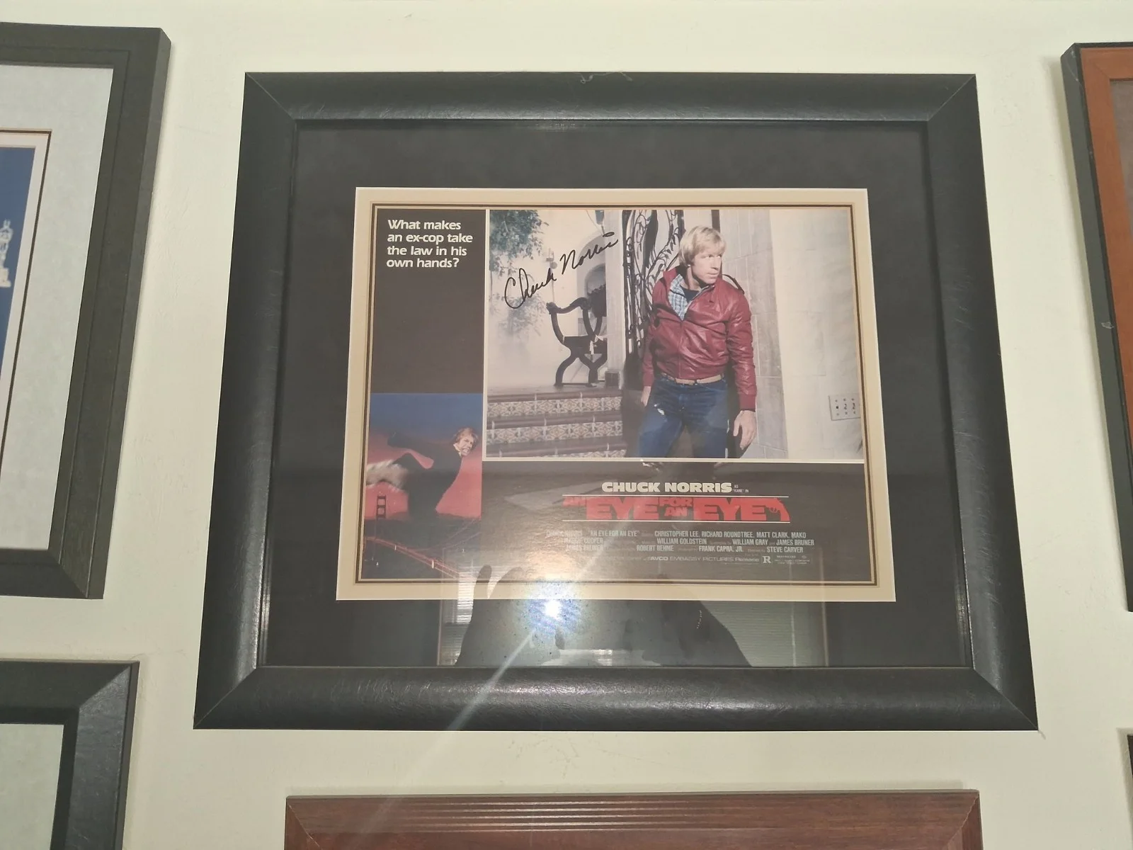Chuck Norris — CHUCK NORRIS Signed 11 x 14 Lobby Card Matted & Displayed in 18 x 21 Frame AUTO, изображение 3