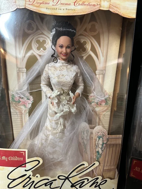 Susan Lucci — 2 ERICA KANE Barbie Dolls SIGNED by SUSAN LUCCI 1998 New in Box w/ Pic @ Signing, изображение 3