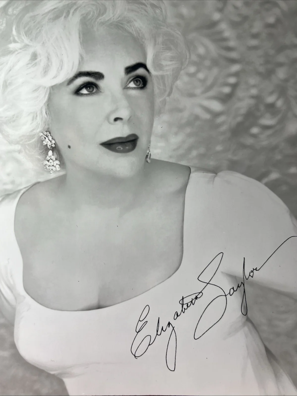 Elizabeth Taylor — Elizabeth Taylor Signed Autograph 8x10 B&W Glossy Photograph Dated 1999, image 2