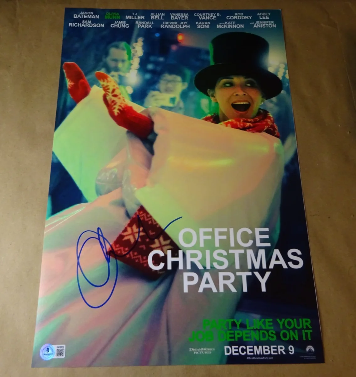 Olivia Munn — Signed Olivia Munn Autographed 12"x18" Office Christmas Party Photo Beckett COA, изображение 2