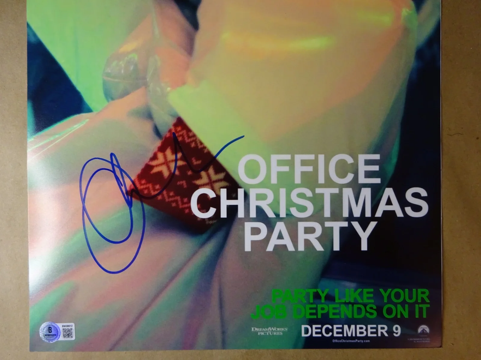 Olivia Munn — Signed Olivia Munn Autographed 12"x18" Office Christmas Party Photo Beckett COA, изображение 3