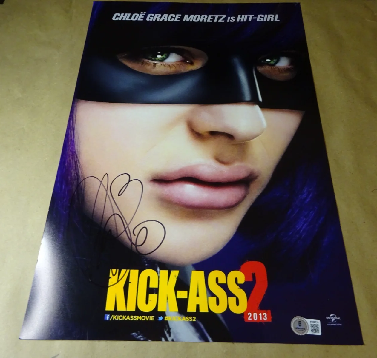 Chloe Grace Moretz — Signed Chloe Grace Moretz Autographed 12"x18" Kick-Ass 2 Photo Beckett BAS COA, изображение 2