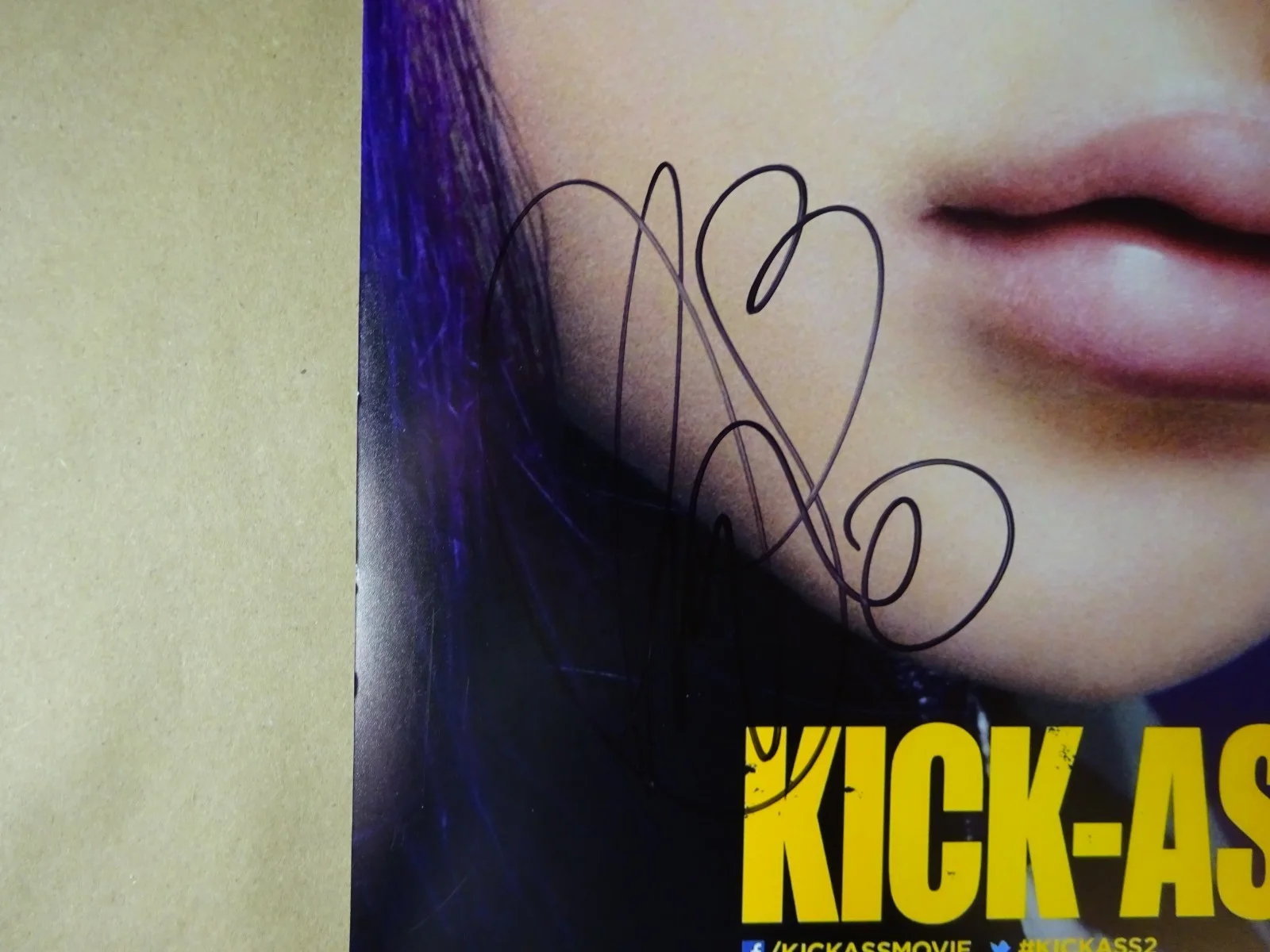 Chloe Grace Moretz — Signed Chloe Grace Moretz Autographed 12"x18" Kick-Ass 2 Photo Beckett BAS COA, изображение 3