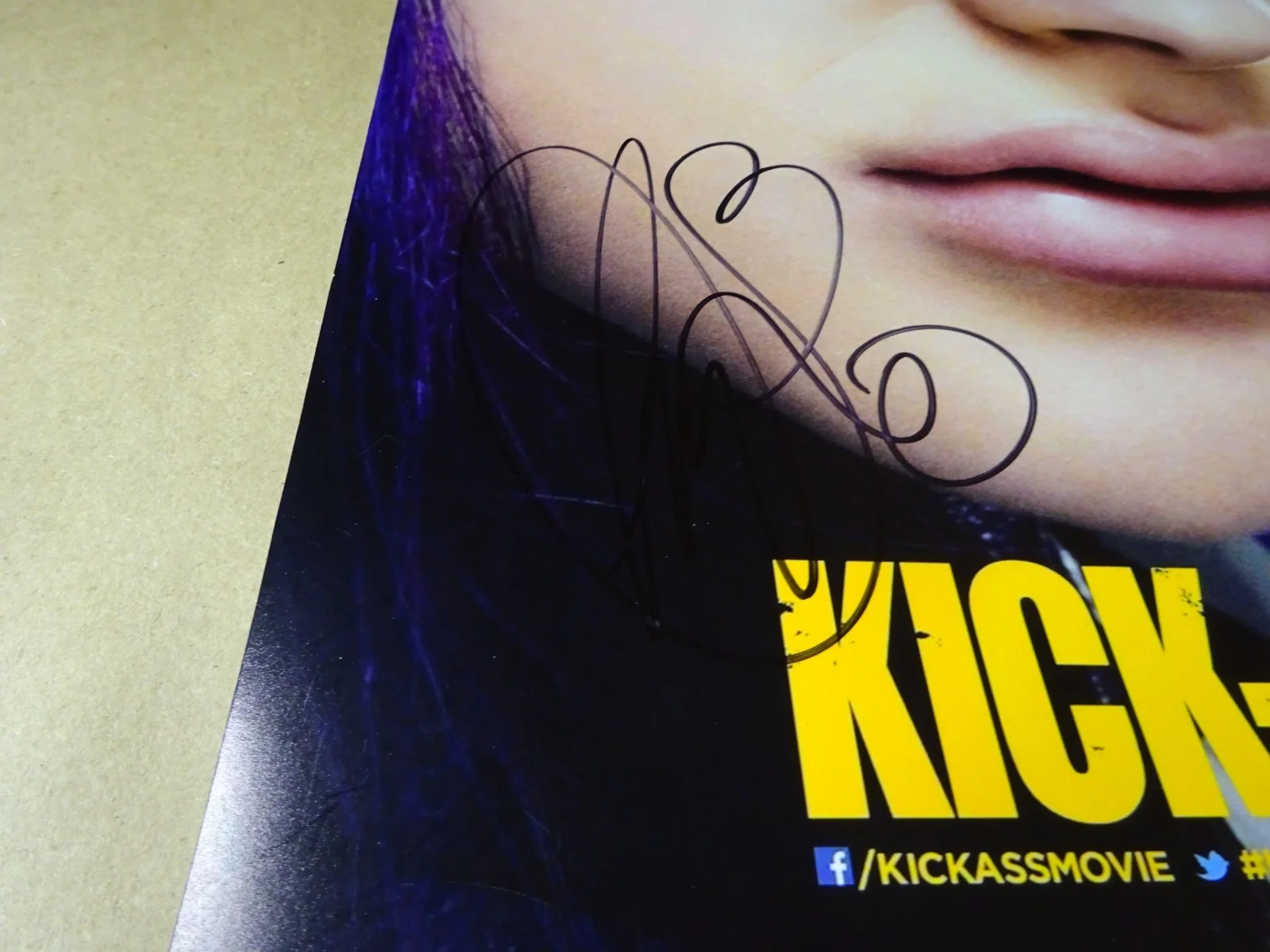 Chloe Grace Moretz — Signed Chloe Grace Moretz Autographed 12"x18" Kick-Ass 2 Photo Beckett BAS COA, изображение 4