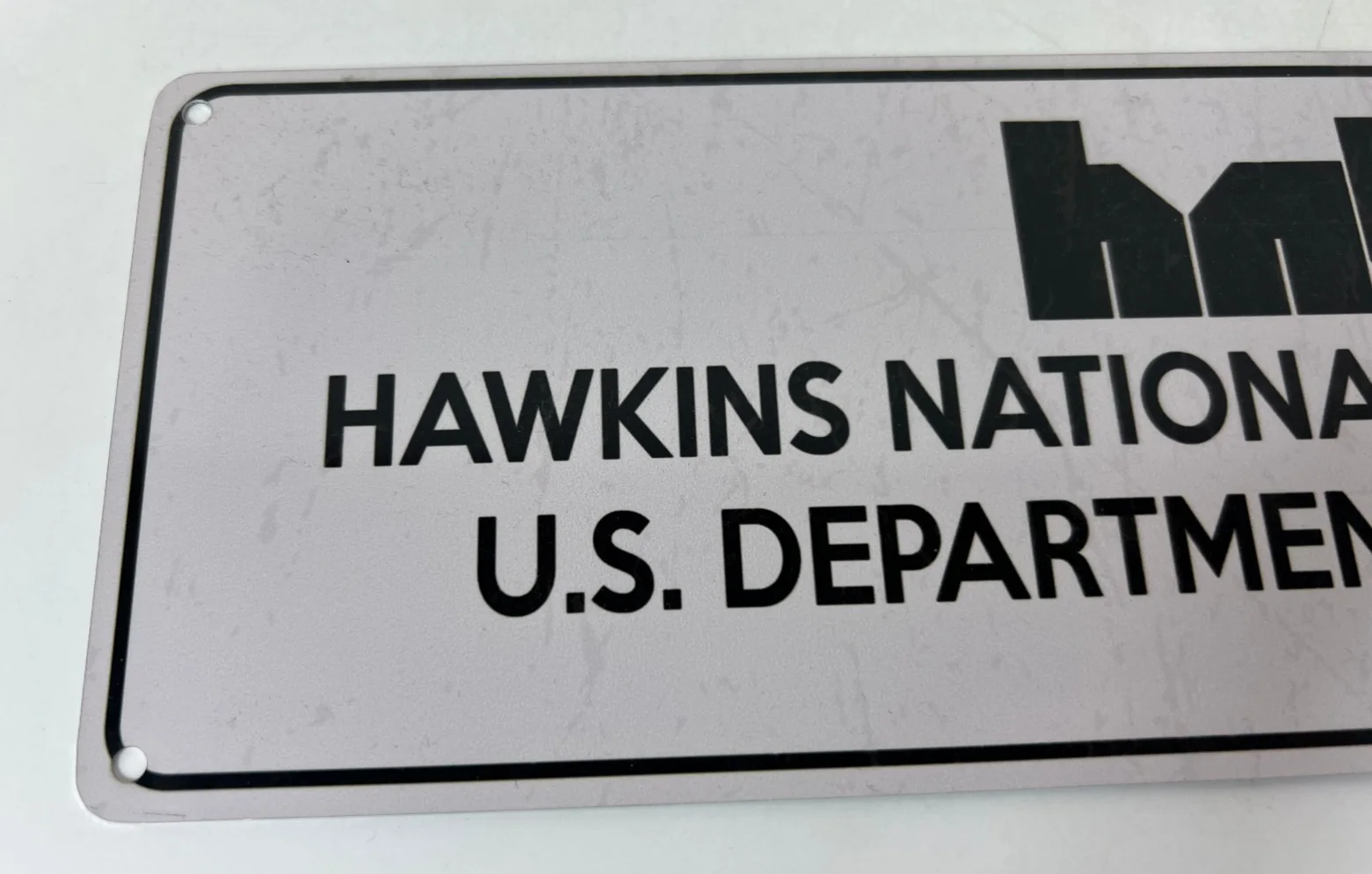 Stranger Things Hawkins Laboratory Metal Display Sign Department Energy Lab, изображение 4