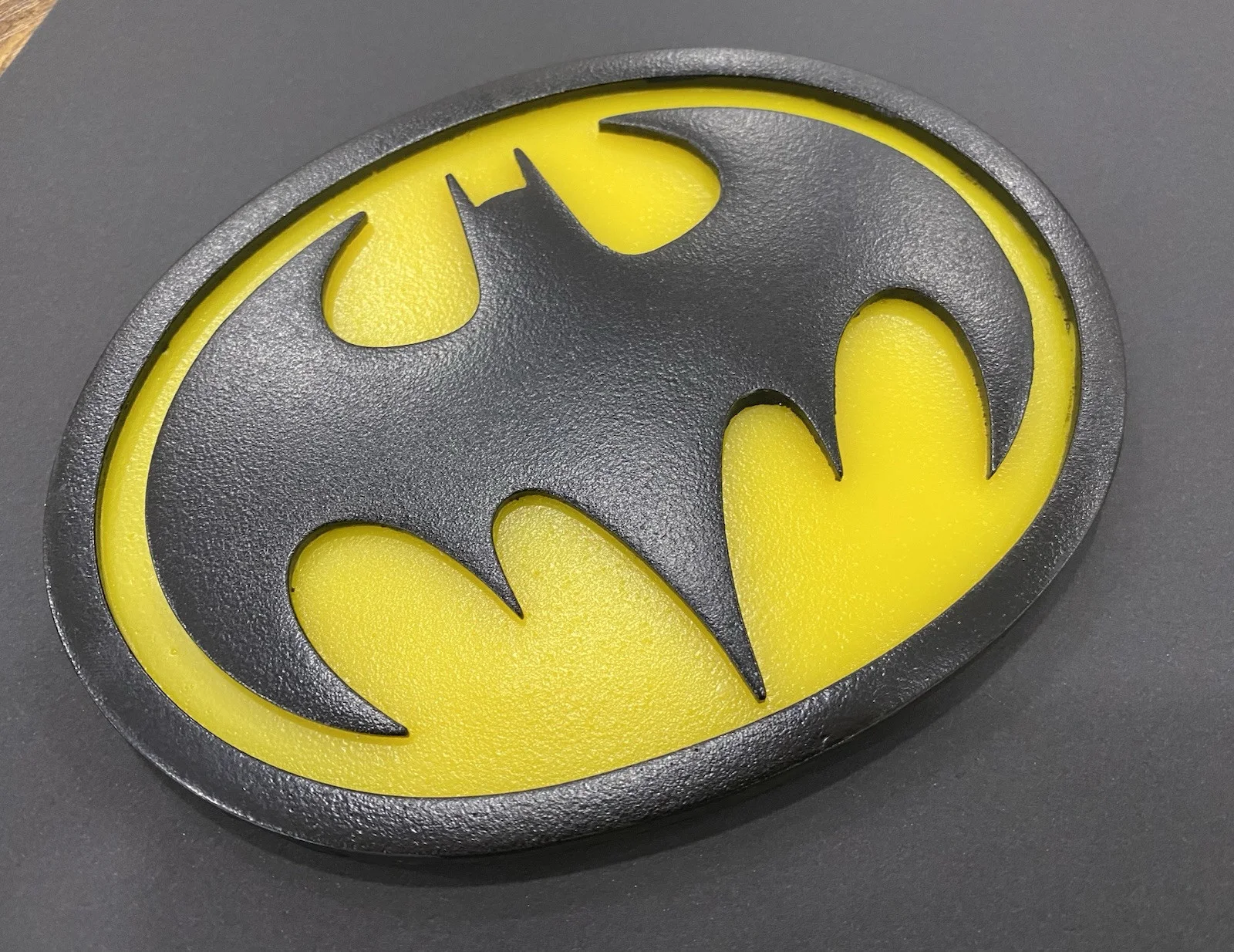 Batman Returns Michael Keaton Chest Symbol Emblem 1:1 Resin Prop Batman Suit, изображение 2