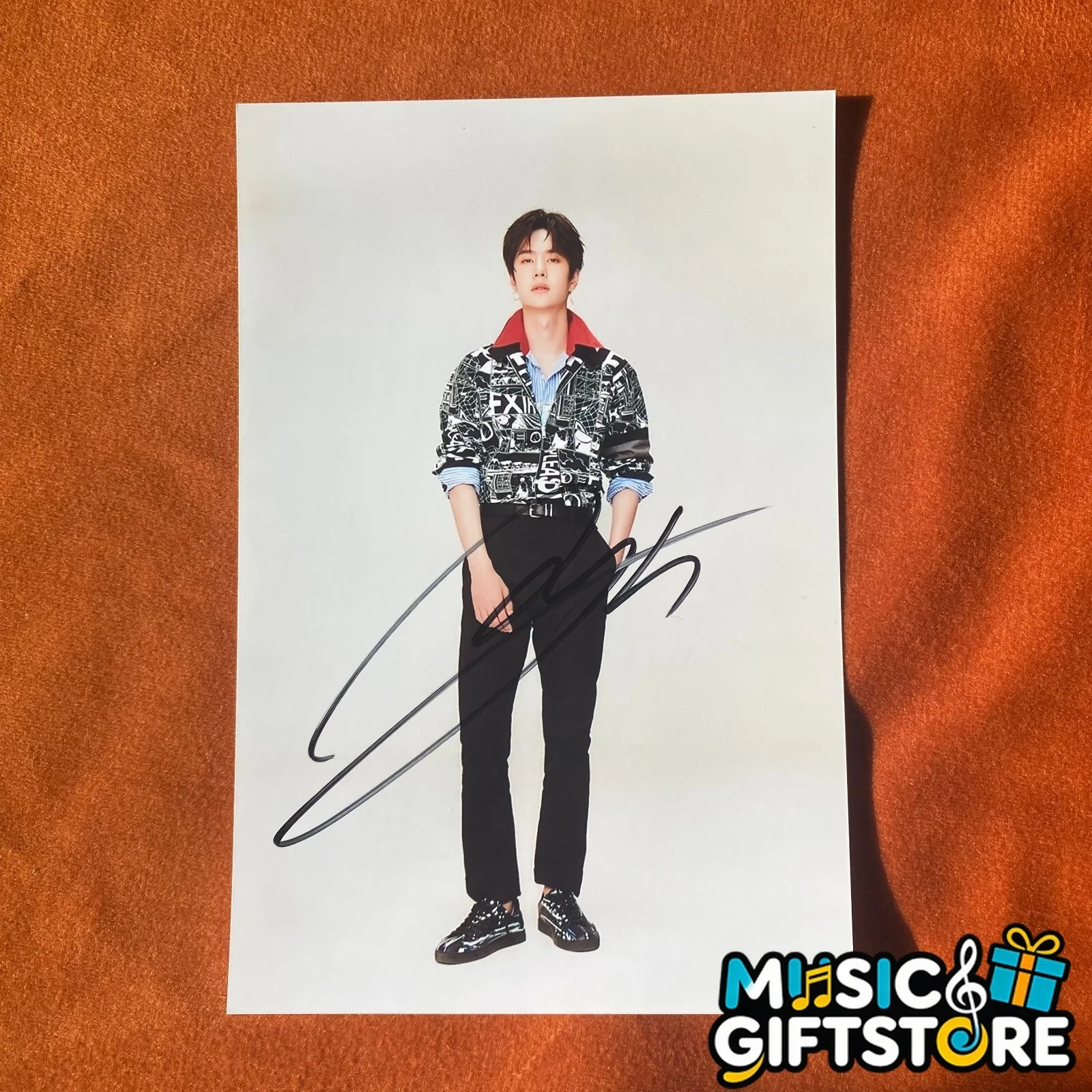 UNIQ WANG YIBO Autographed Signed Photo 4*6 Gifts Collection 王一博 2018 #MUGS, изображение 3