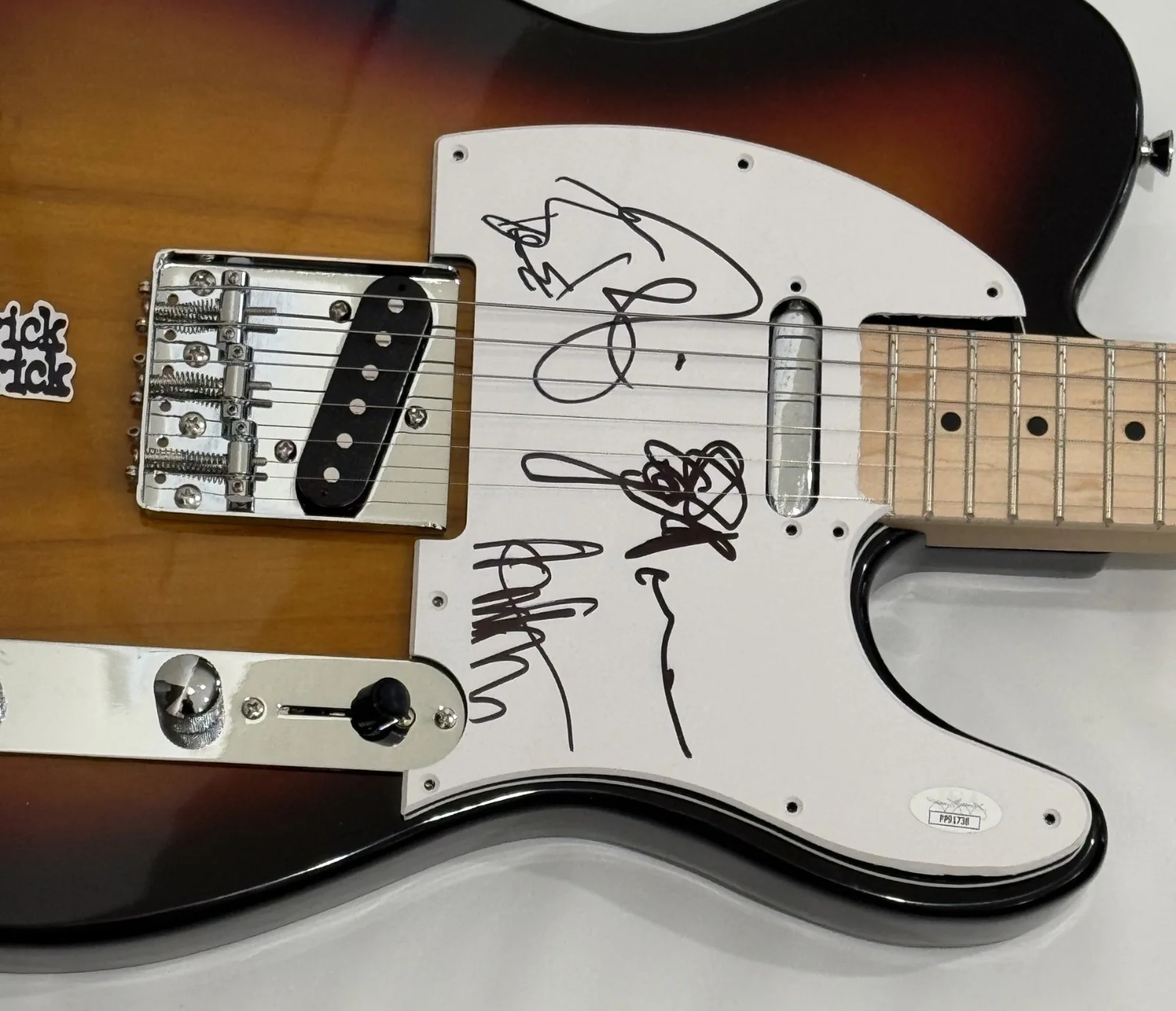 CHEAP TRICK SIGNED GUITAR ZANDER RICK NIELSEN TOM BUN E. CARLOS ALL 4 JSA LOA, изображение 2