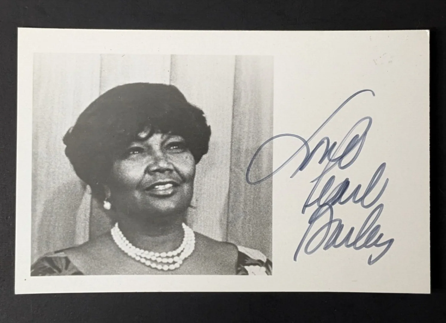Pearl Bailey — Pearl Bailey Original Hand Signed Photo Autograph Signature 3.5" x 5.5"
