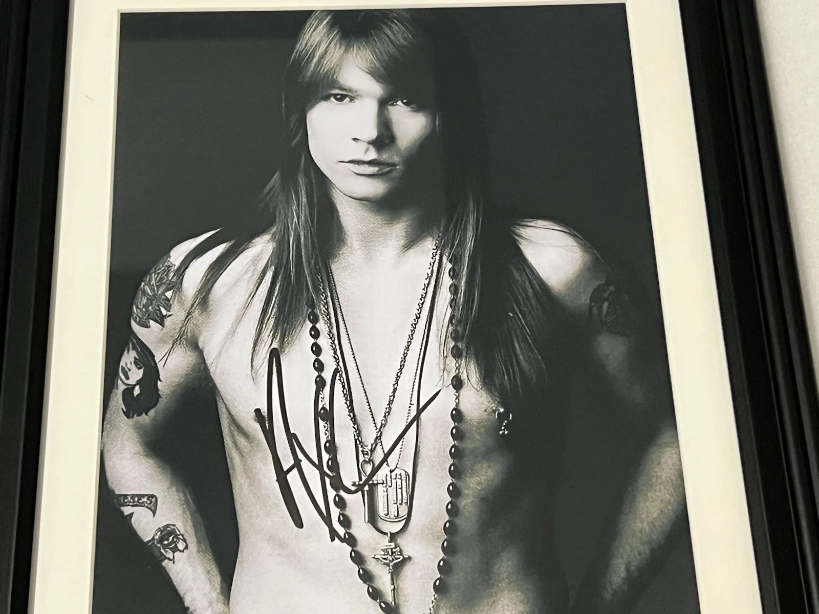 AXL ROSE Guns And Roses Autographed 8 X 11.5 Signed Photo Framed, image 3
