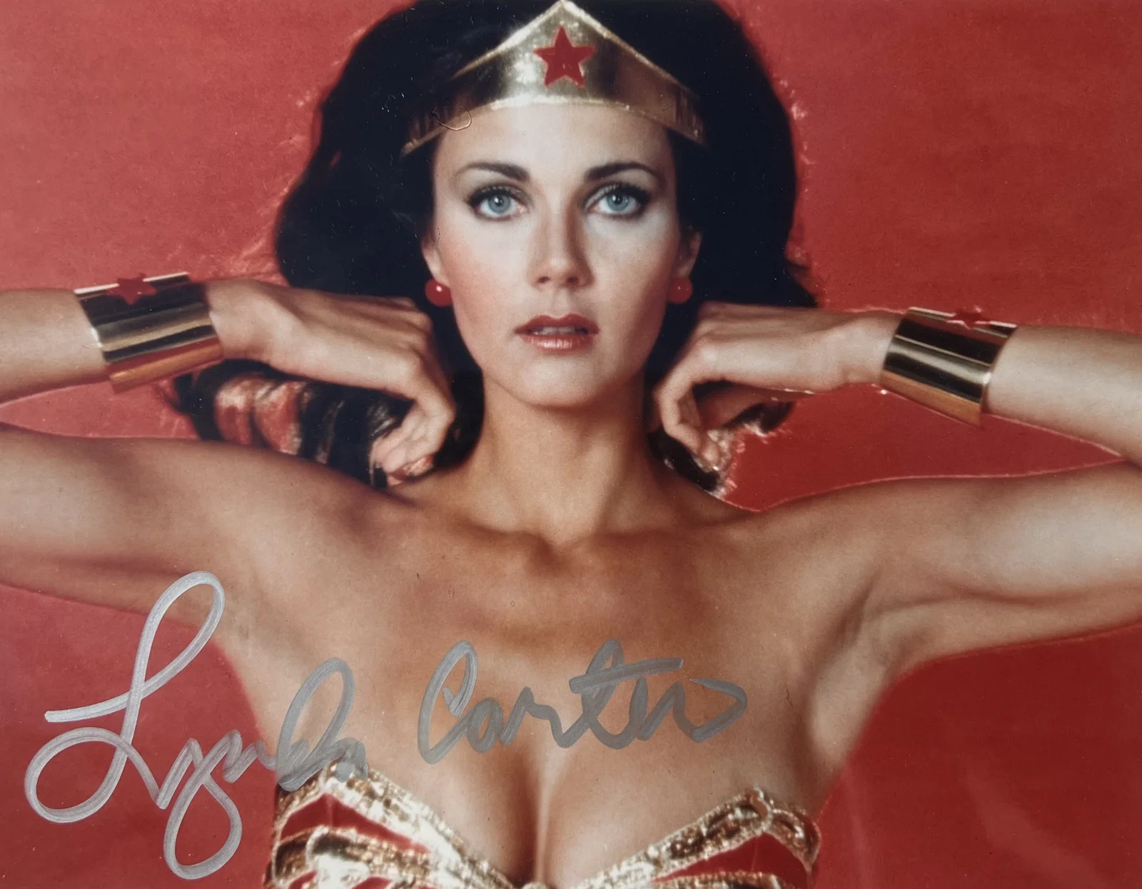 Lynda Carter — Wonder Woman autographed Lynda Carter 8.5" x 6" photo with authentification, image 2