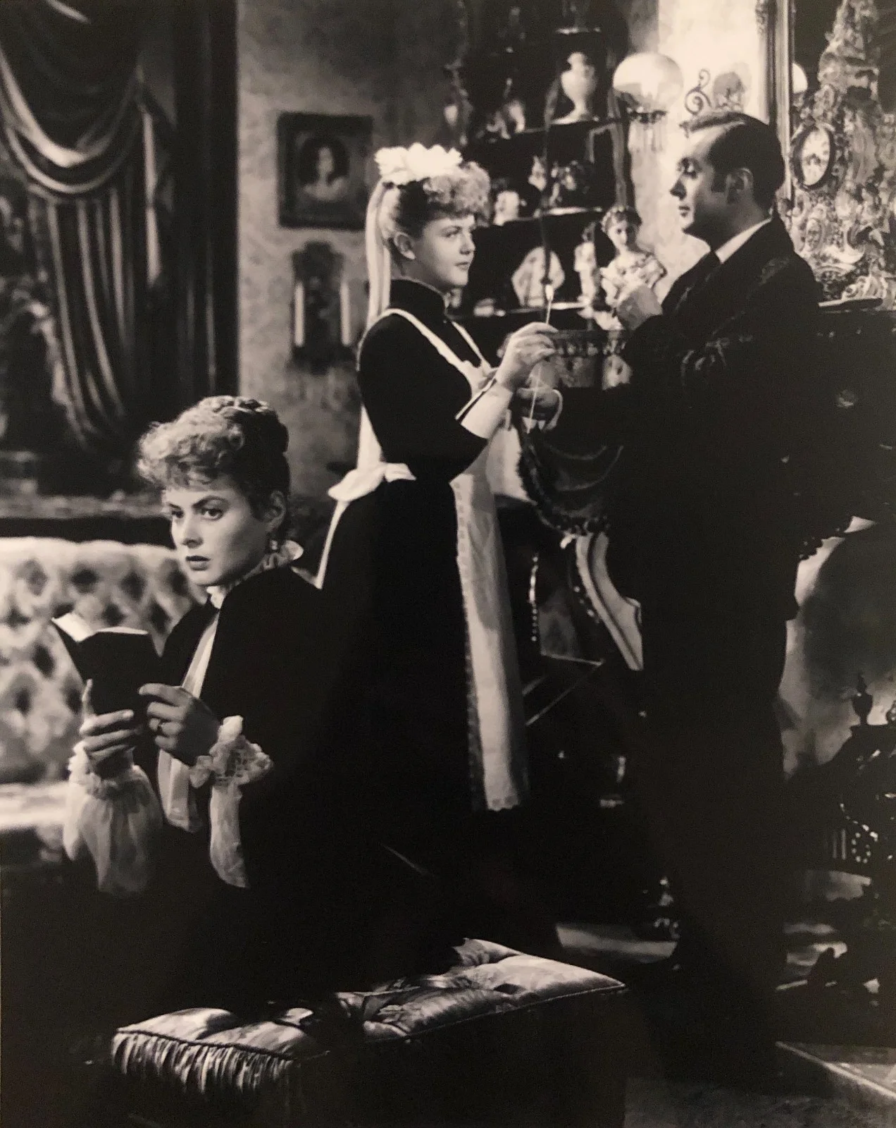 Angela Lansbury — Angela Lansbury Autographed Memorabilia w/ Gaslight Lobby cards and photos, изображение 3