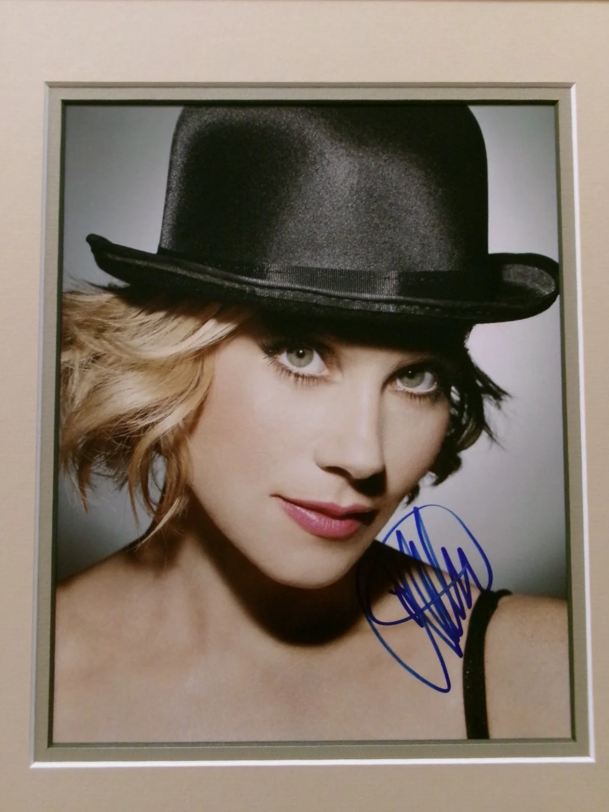 Christina Applegate — Signed Christina Applegate 8 x 10 Photo Double Matte 11 x 14 Frame Tru Vue Glass, image 2