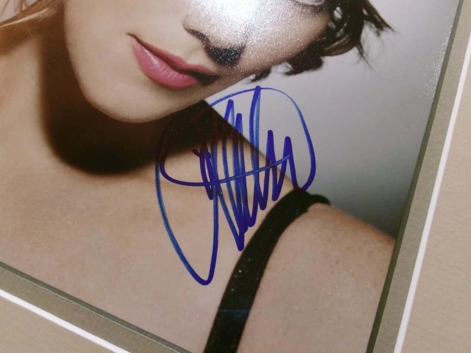 Christina Applegate — Signed Christina Applegate 8 x 10 Photo Double Matte 11 x 14 Frame Tru Vue Glass, image 3