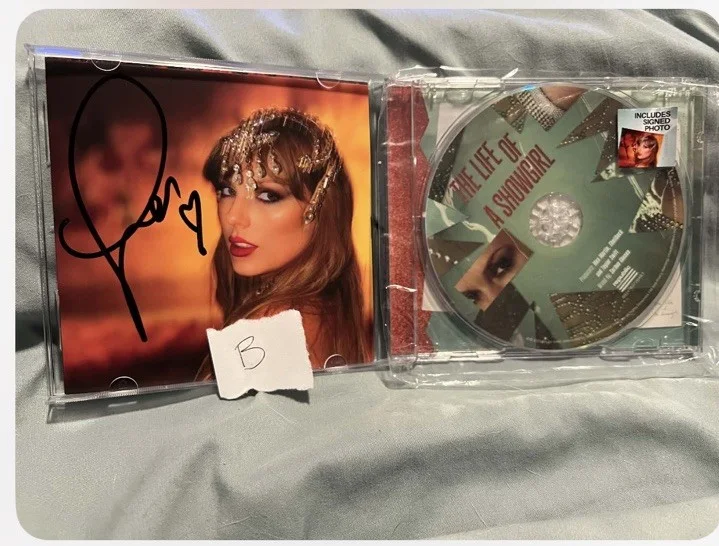 Taylor Swift - The Life of a Showgirl CD + Hand Signed Photo 1 With Heart B, изображение 4