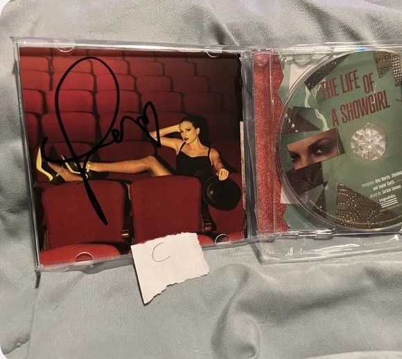 Taylor Swift - The Life of a Showgirl CD + Hand Signed Photo 4 With Heart C, изображение 5