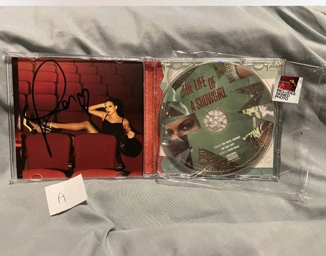 Taylor Swift - The Life of a Showgirl CD + Hand Signed Photo 4 With Heart A, изображение 3