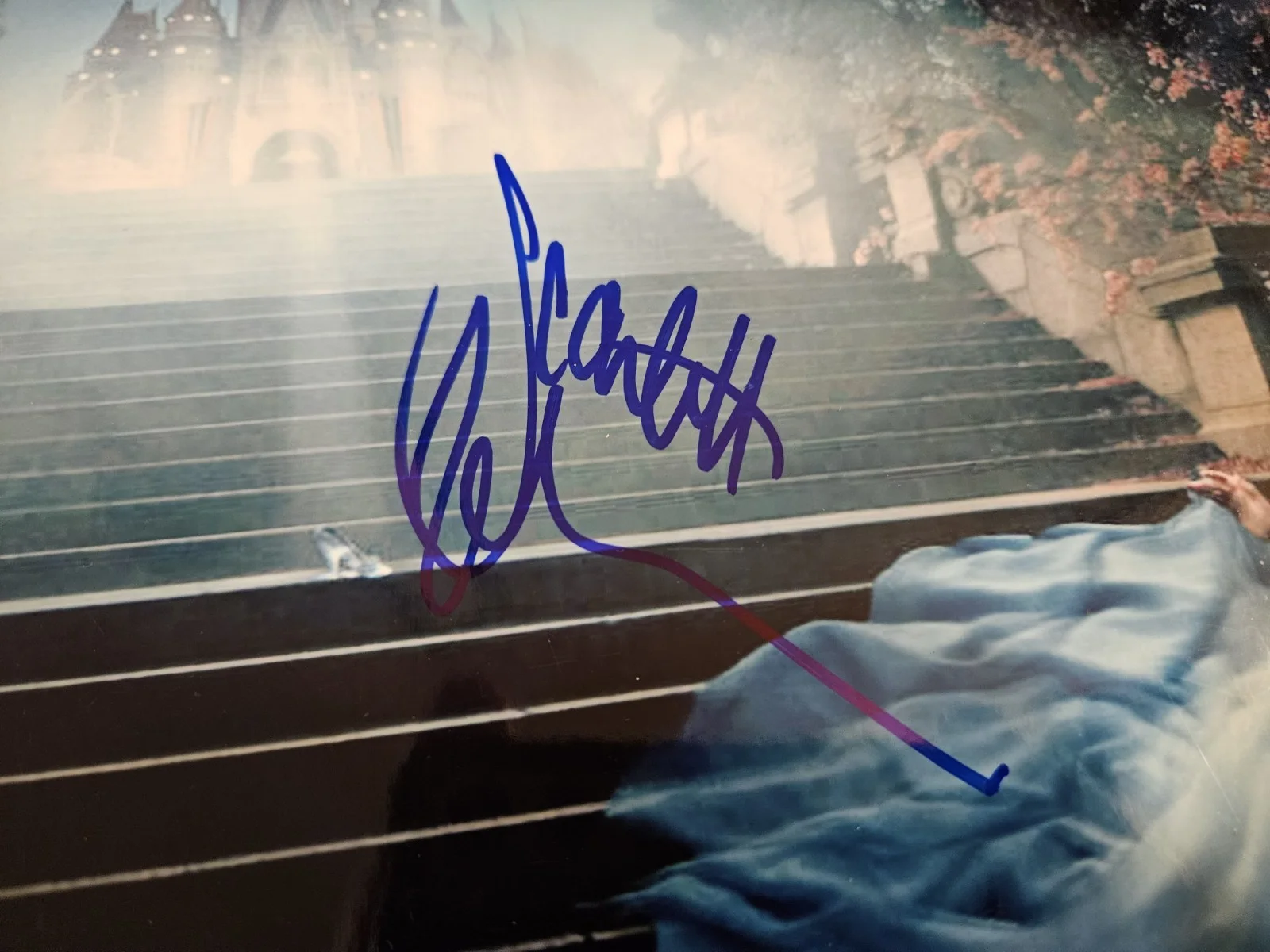 SCARLETT JOHANSSON — Scarlett Johansson Signed 8 X 10 Photo - Rare Disney Cinderella Beckett Auto BAS, изображение 2