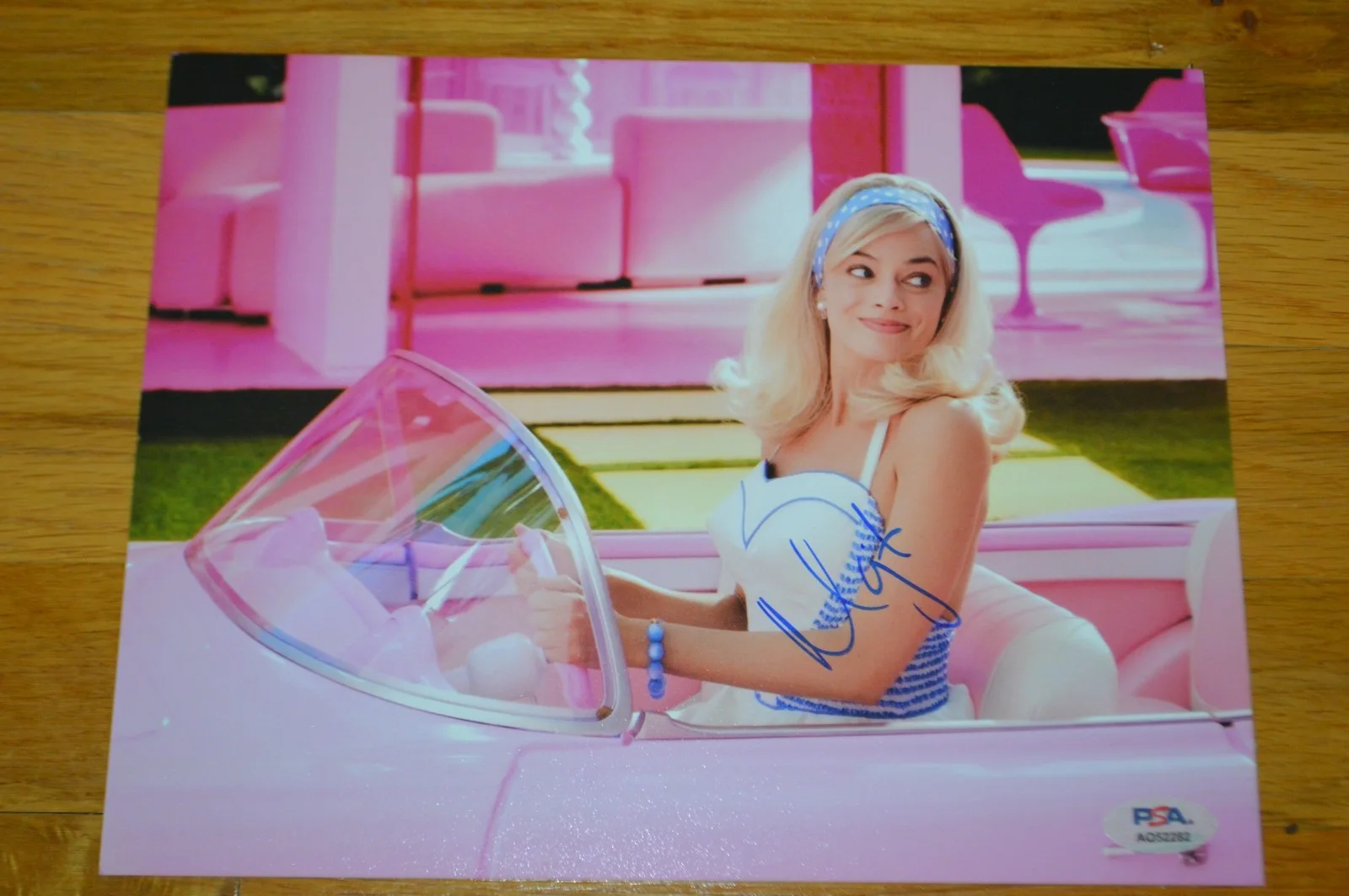 Margot Robbie — Margot Robbie Autographed "Barbie" 8x10 Color Photo with PSA/DNA Hologram
