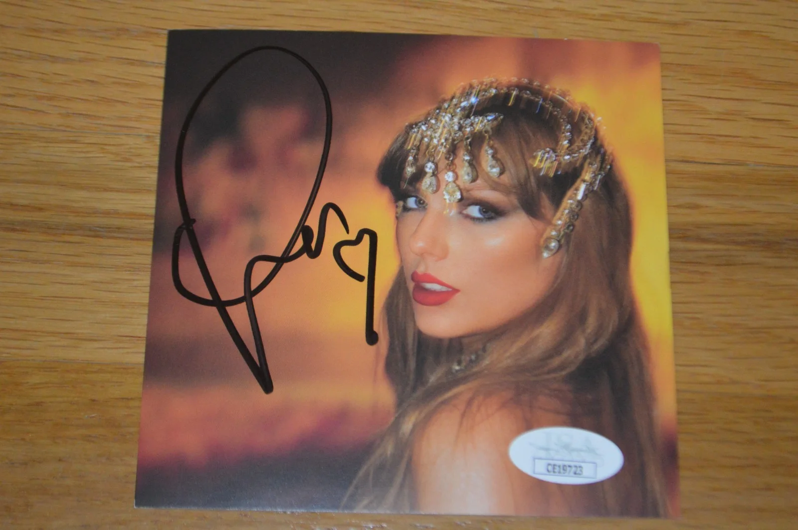 Taylor Swift Autographed "Life Of A Showgirl" CD Booklet with JSA COA, изображение 2