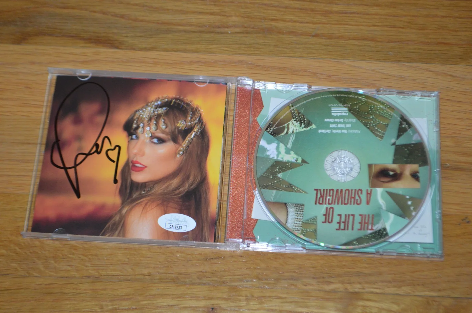 Taylor Swift Autographed "Life Of A Showgirl" CD Booklet with JSA COA, изображение 3