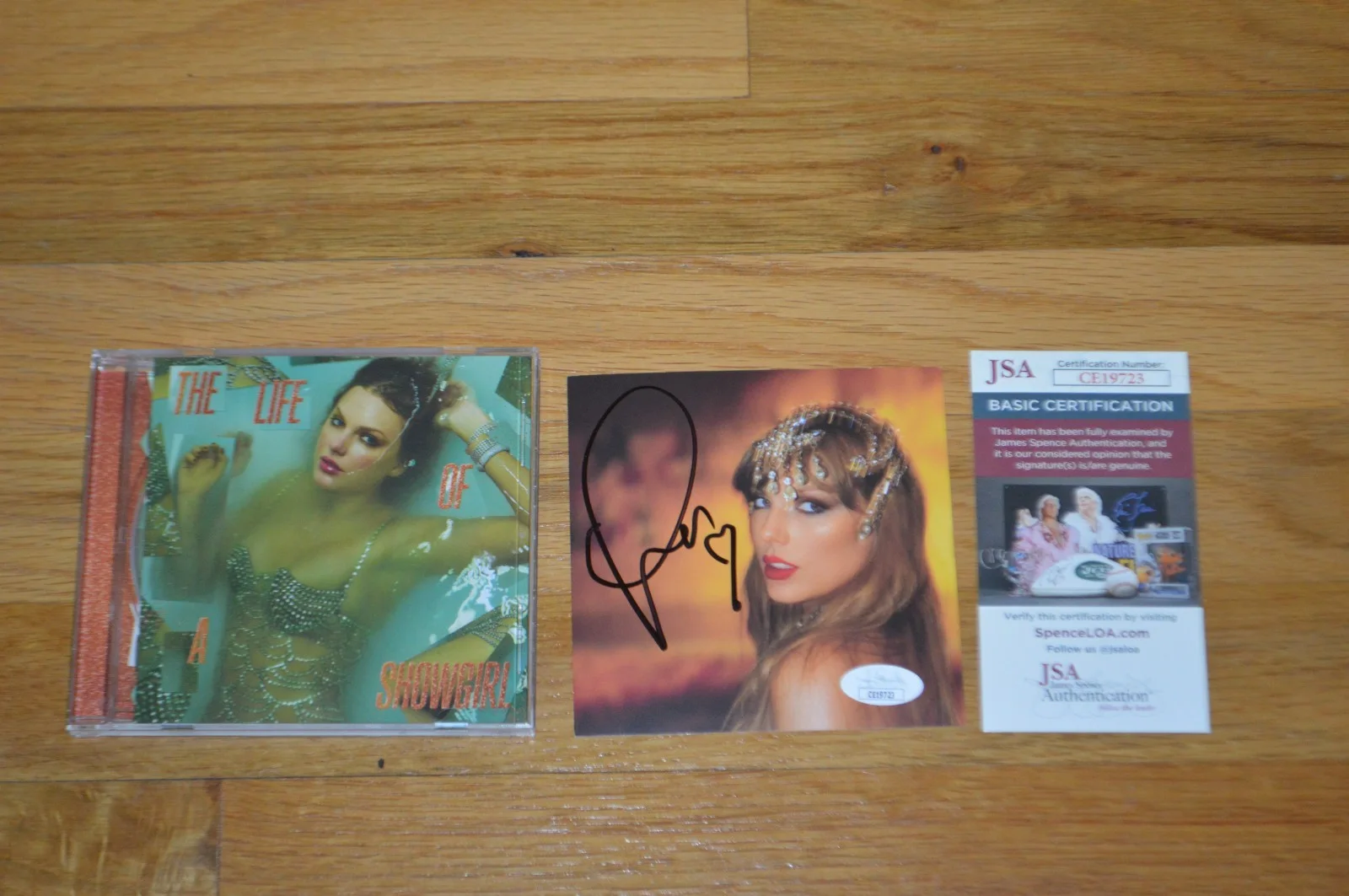Taylor Swift Autographed "Life Of A Showgirl" CD Booklet with JSA COA, изображение 5