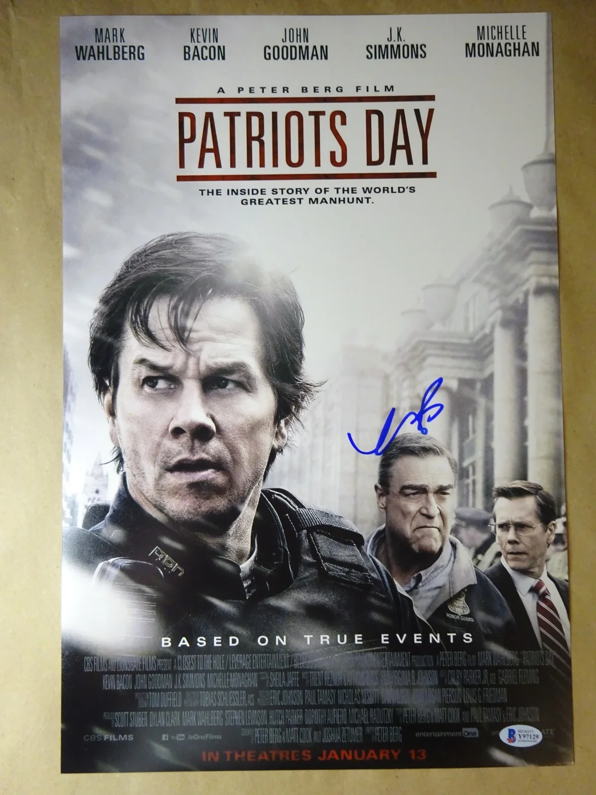 Kevin Bacon — Signed Kevin Bacon Autographed Patriots Day 12"x18" Photo Beckett BAS COA, image 2