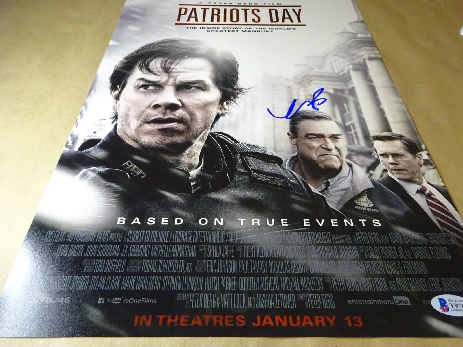 Kevin Bacon — Signed Kevin Bacon Autographed Patriots Day 12"x18" Photo Beckett BAS COA, image 3