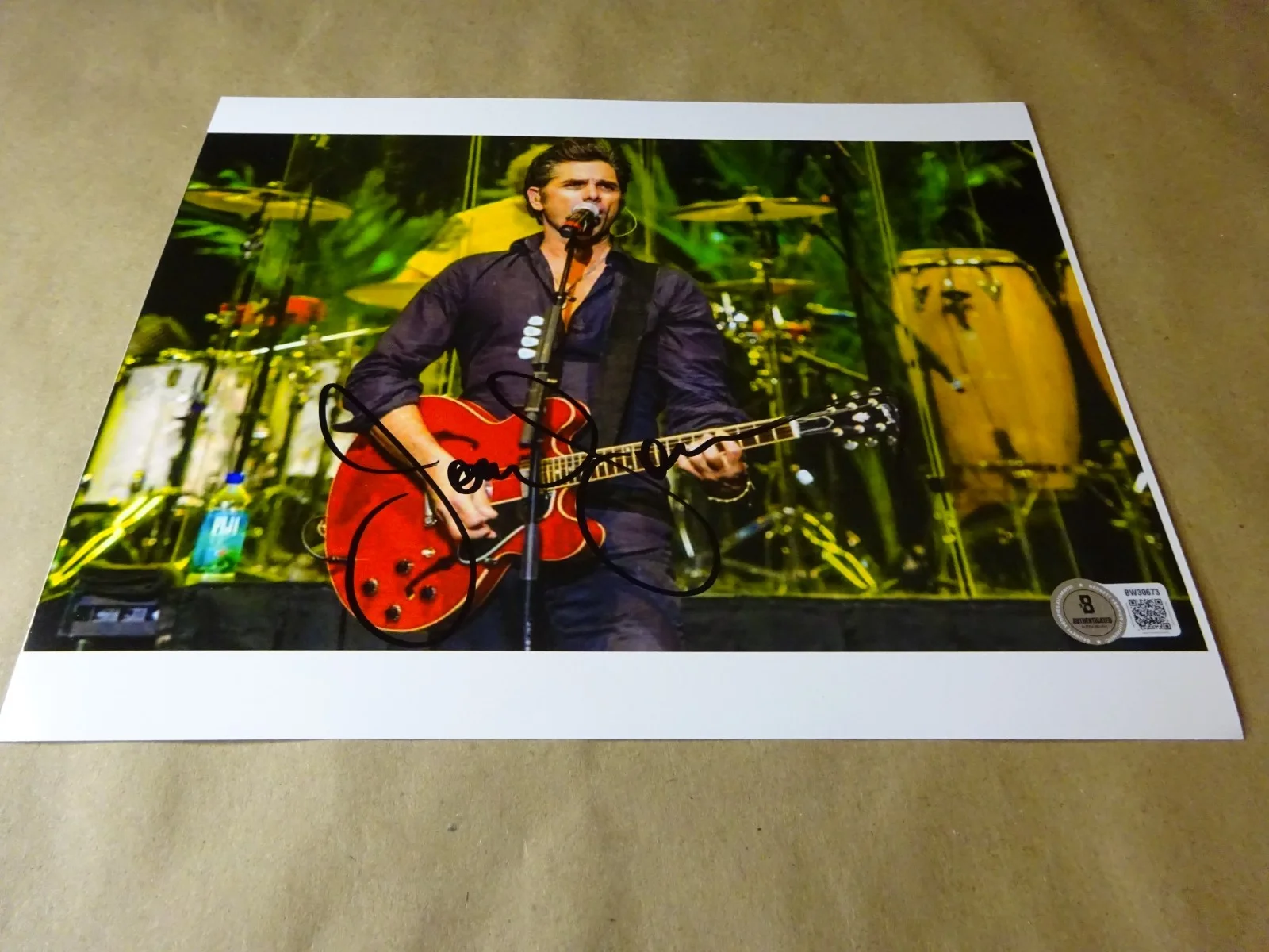 John Stamos — Signed John Stamos Autographed 8"x10" Photo Beach Boys Guitar Beckett BAS COA, изображение 2