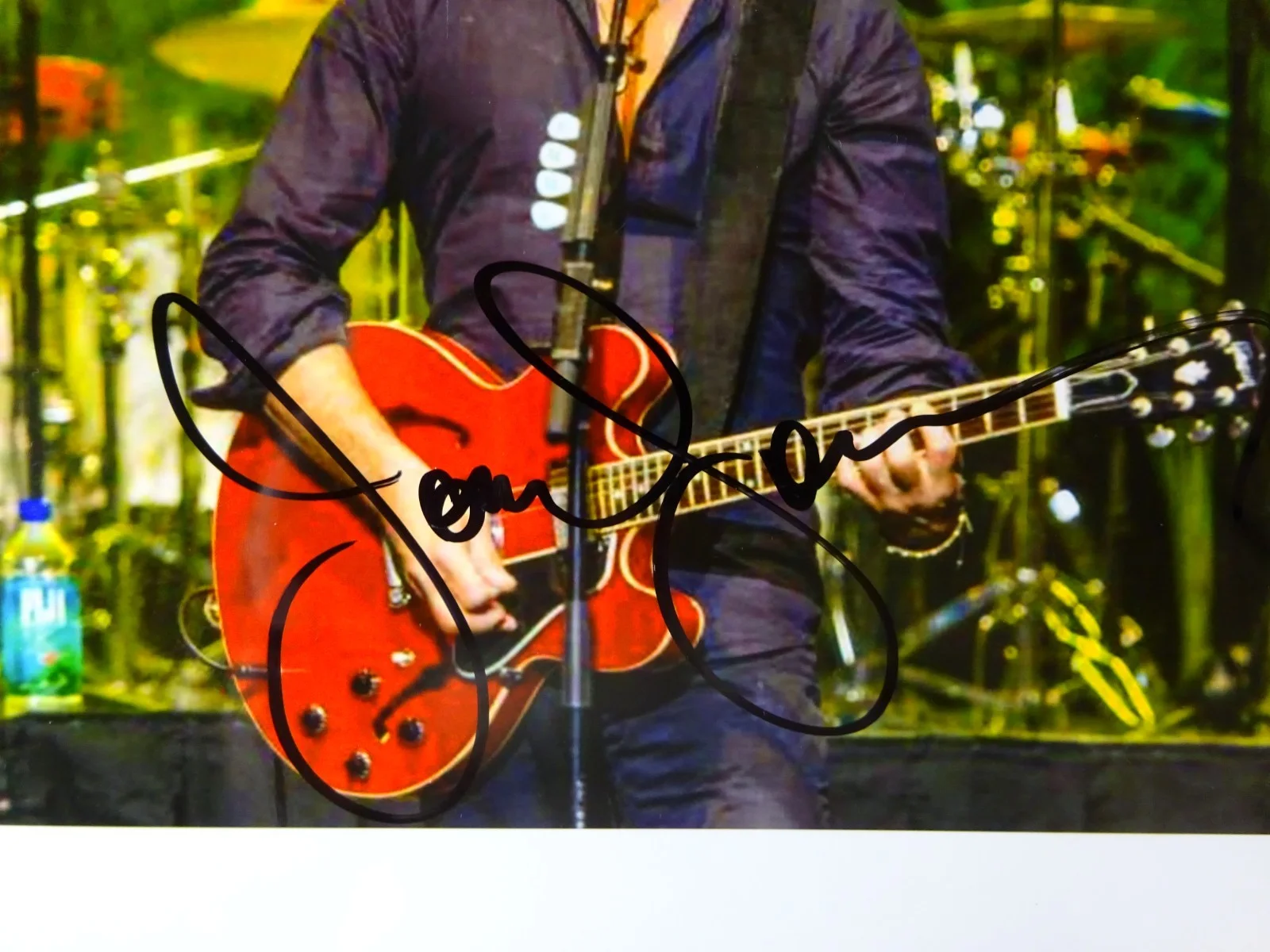 John Stamos — Signed John Stamos Autographed 8"x10" Photo Beach Boys Guitar Beckett BAS COA, изображение 3