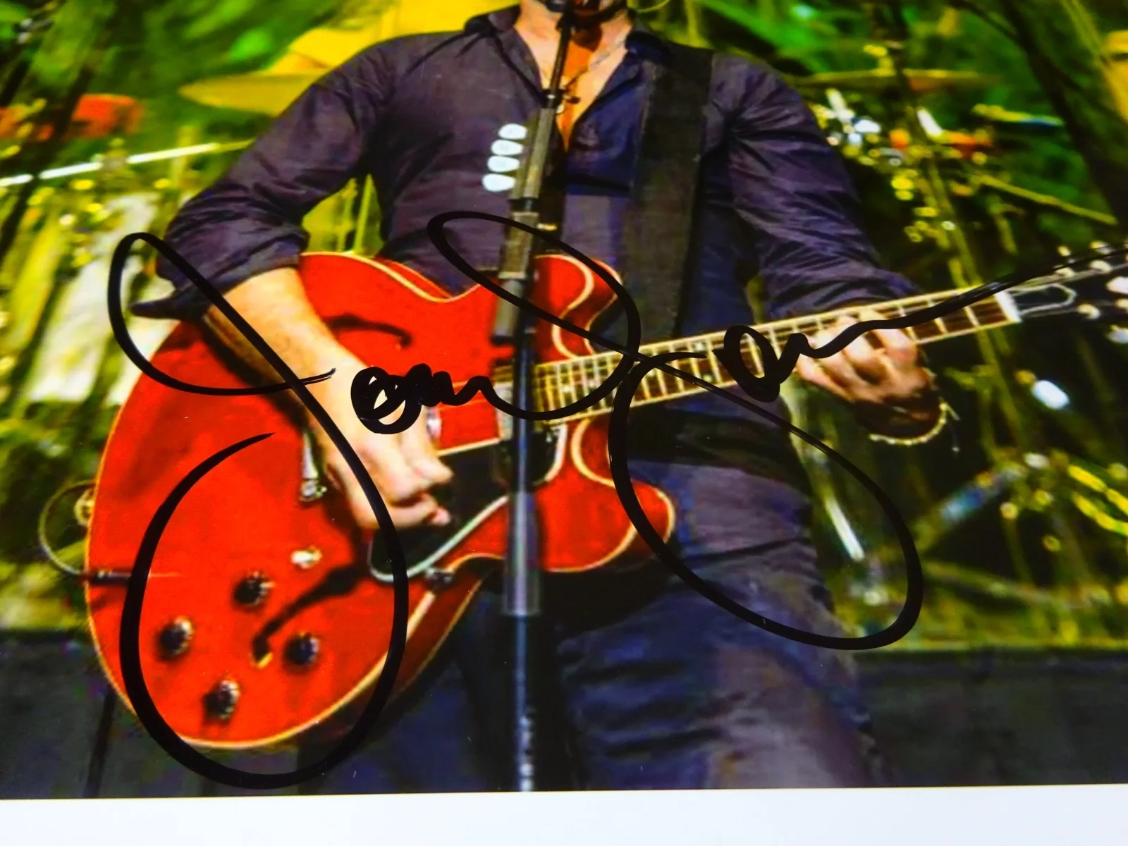 John Stamos — Signed John Stamos Autographed 8"x10" Photo Beach Boys Guitar Beckett BAS COA, изображение 4