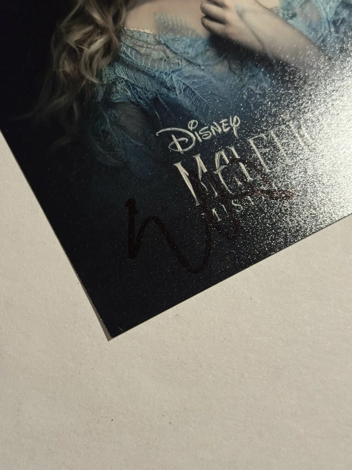 ELLE FANNING SIGNED 8x10 PHOTO SEXY ACTRESS AUTOGRAPHED MALEFICENT RARE COA, изображение 2