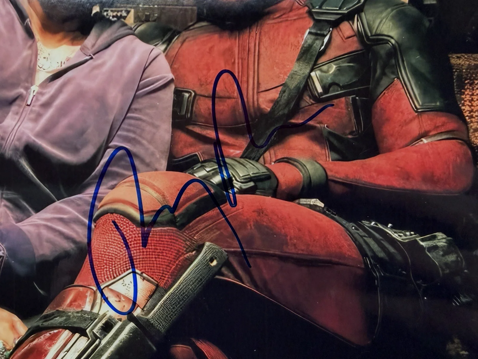 Ryan Reynolds, Leslie Uggams — RYAN REYNOLDS & LESLIE UGGAMS signed DEADPOOL photo, with COA, 8x10, изображение 3