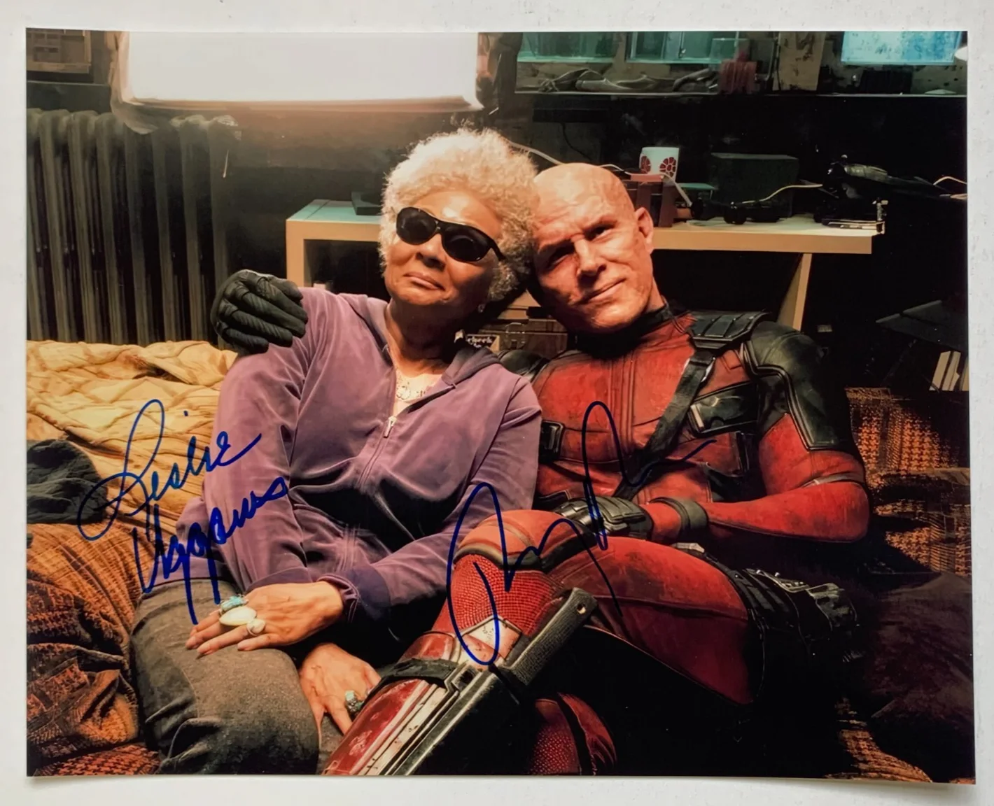 Ryan Reynolds, Leslie Uggams — RYAN REYNOLDS & LESLIE UGGAMS signed DEADPOOL photo, with COA, 8x10, изображение 5