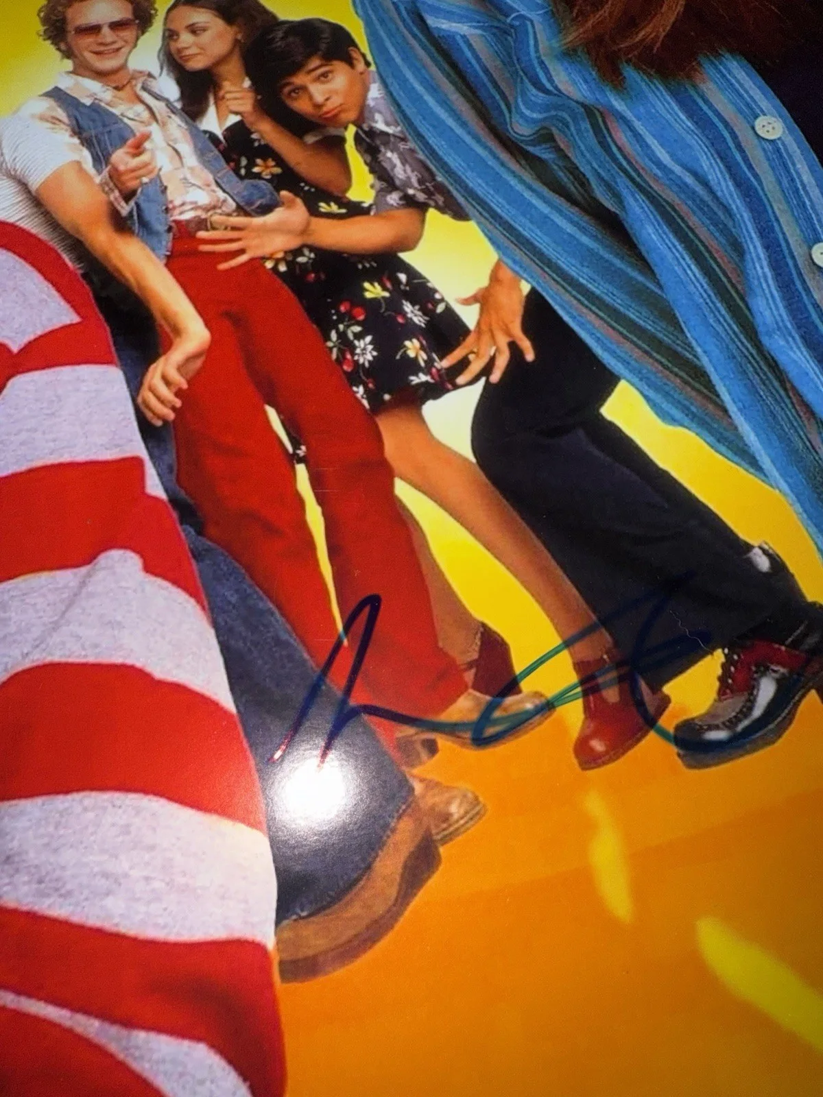 ASHTON KUTCHER — ASHTON KUTCHER SIGNED AUTOGRAPHED THAT 70s SHOW 12X18 POSTER PHOTO JSA COA, image 2