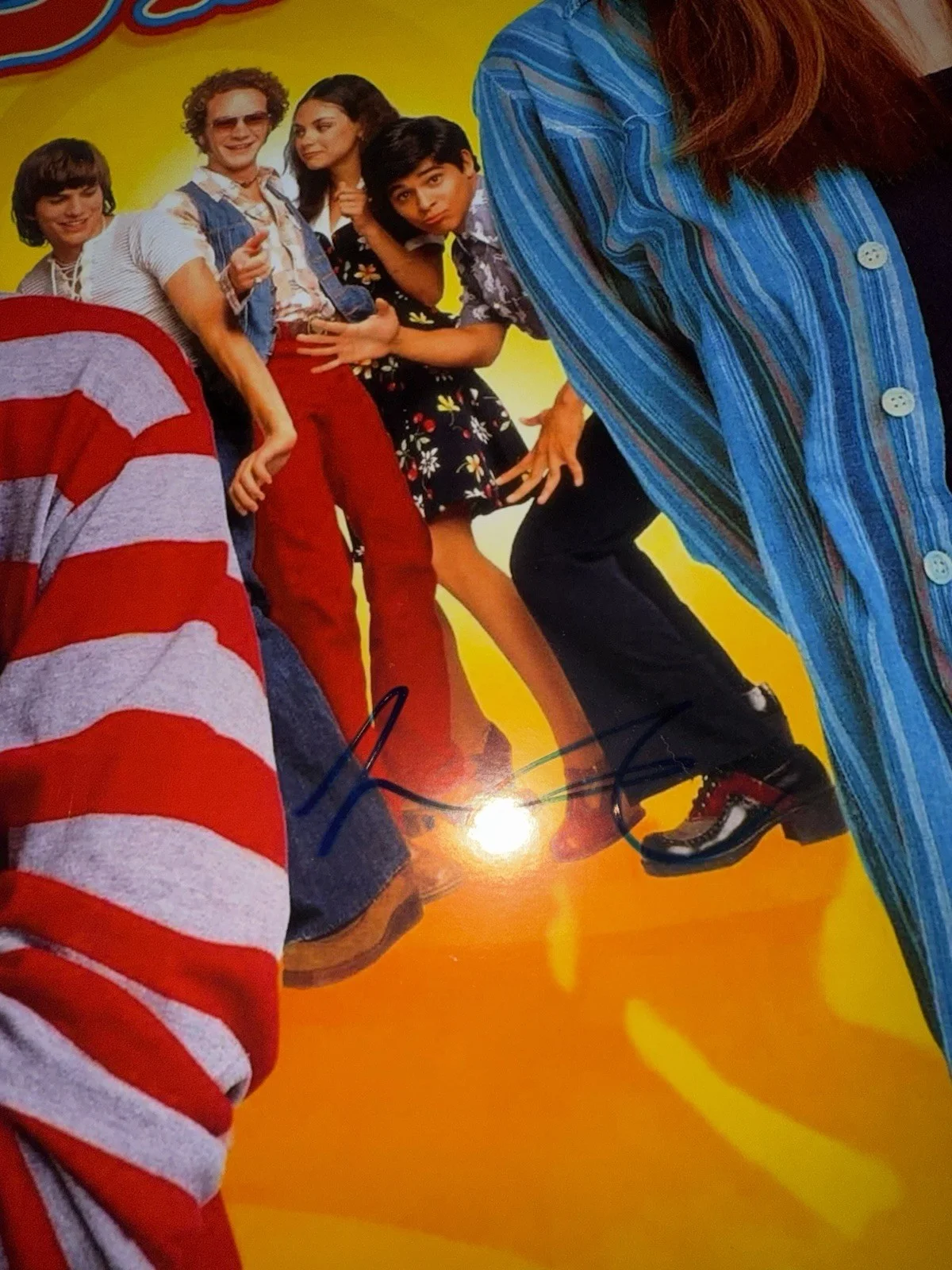 ASHTON KUTCHER — ASHTON KUTCHER SIGNED AUTOGRAPHED THAT 70s SHOW 12X18 POSTER PHOTO JSA COA, image 3