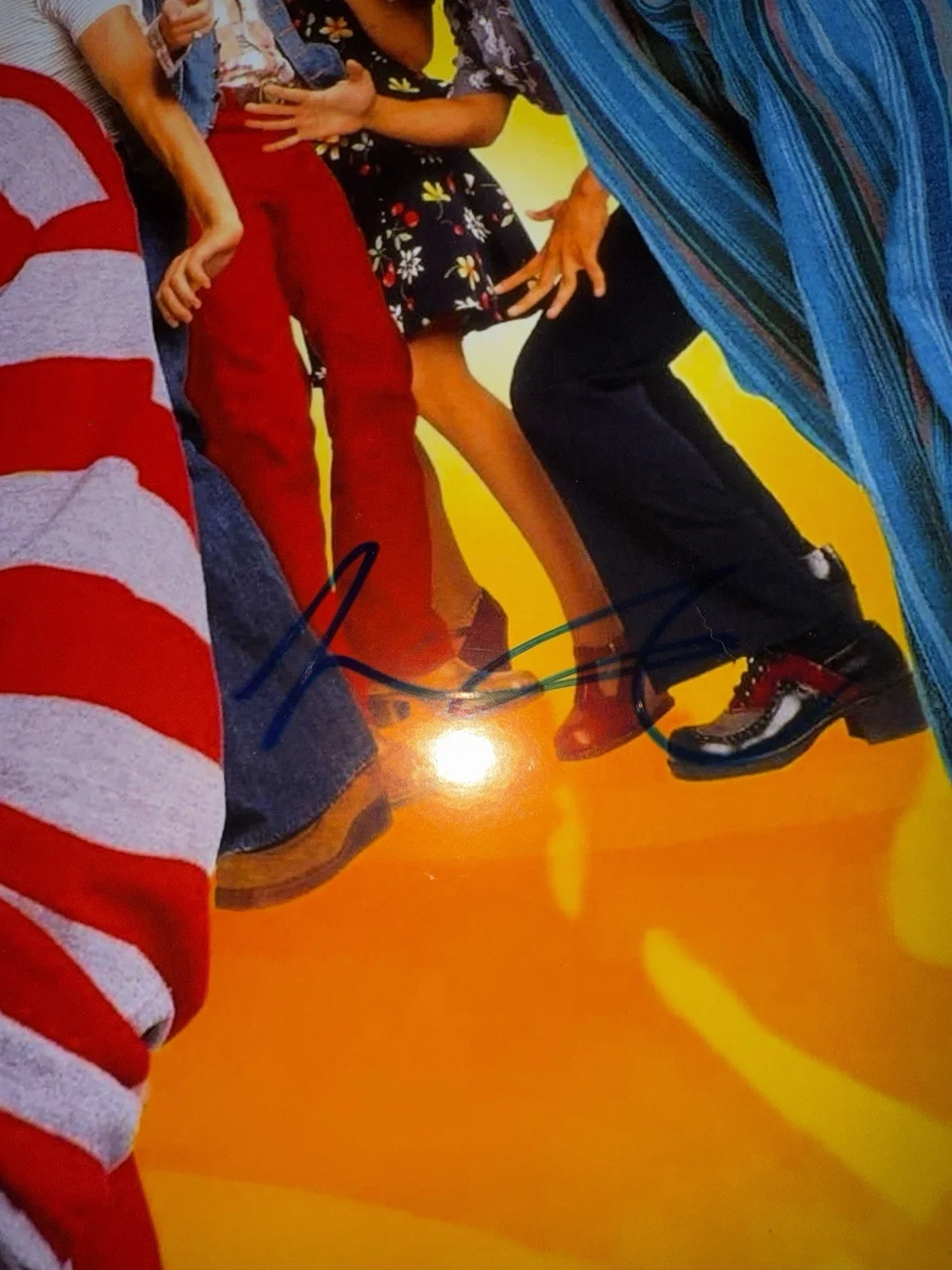 ASHTON KUTCHER — ASHTON KUTCHER SIGNED AUTOGRAPHED THAT 70s SHOW 12X18 POSTER PHOTO JSA COA, image 4