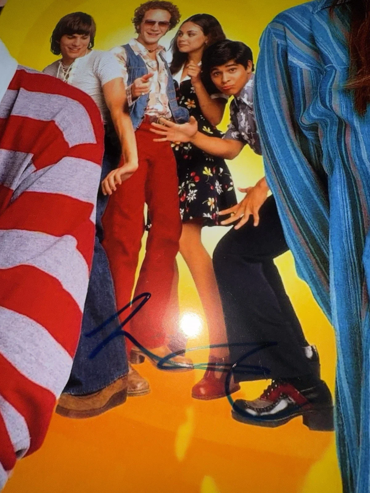 ASHTON KUTCHER — ASHTON KUTCHER SIGNED AUTOGRAPHED THAT 70s SHOW 12X18 POSTER PHOTO JSA COA, image 5