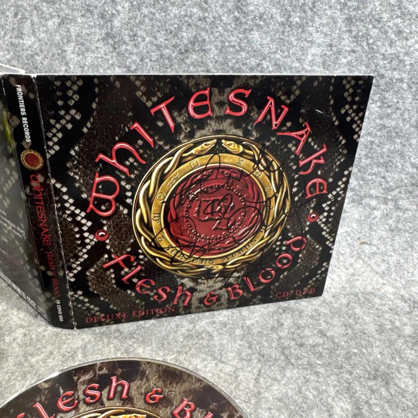 WHITESNAKE FLESH & BLOOD SIGNED 2 CD AUTOGRAPHED VERY RARE DAVID COVERDALE, изображение 2