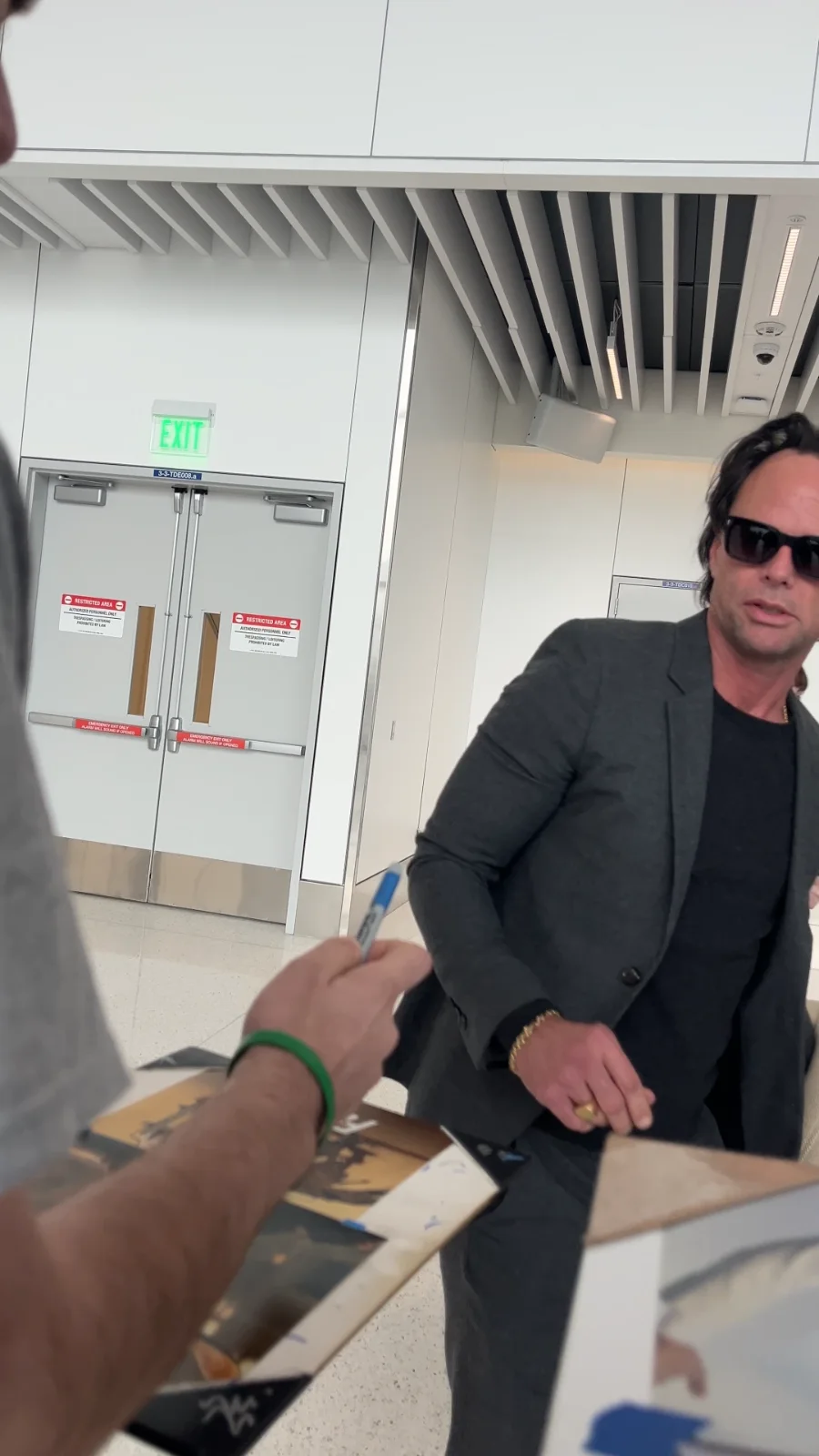 WALTON GOGGINS SIGNED THE RIGHTEOUS GEMSTONES 8x10 PHOTO w/EXACT VIDEO PROOF COA, изображение 2
