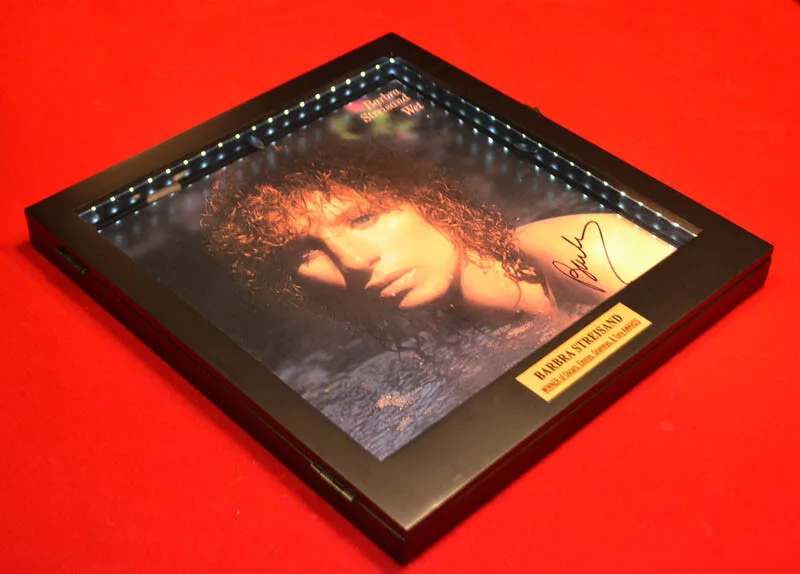 BARBRA STREISAND — BARBRA STREISAND Signed LP Autograph, GIORGIO JUMPSUIT COA UACC Lit FRAME REMOTE, изображение 3